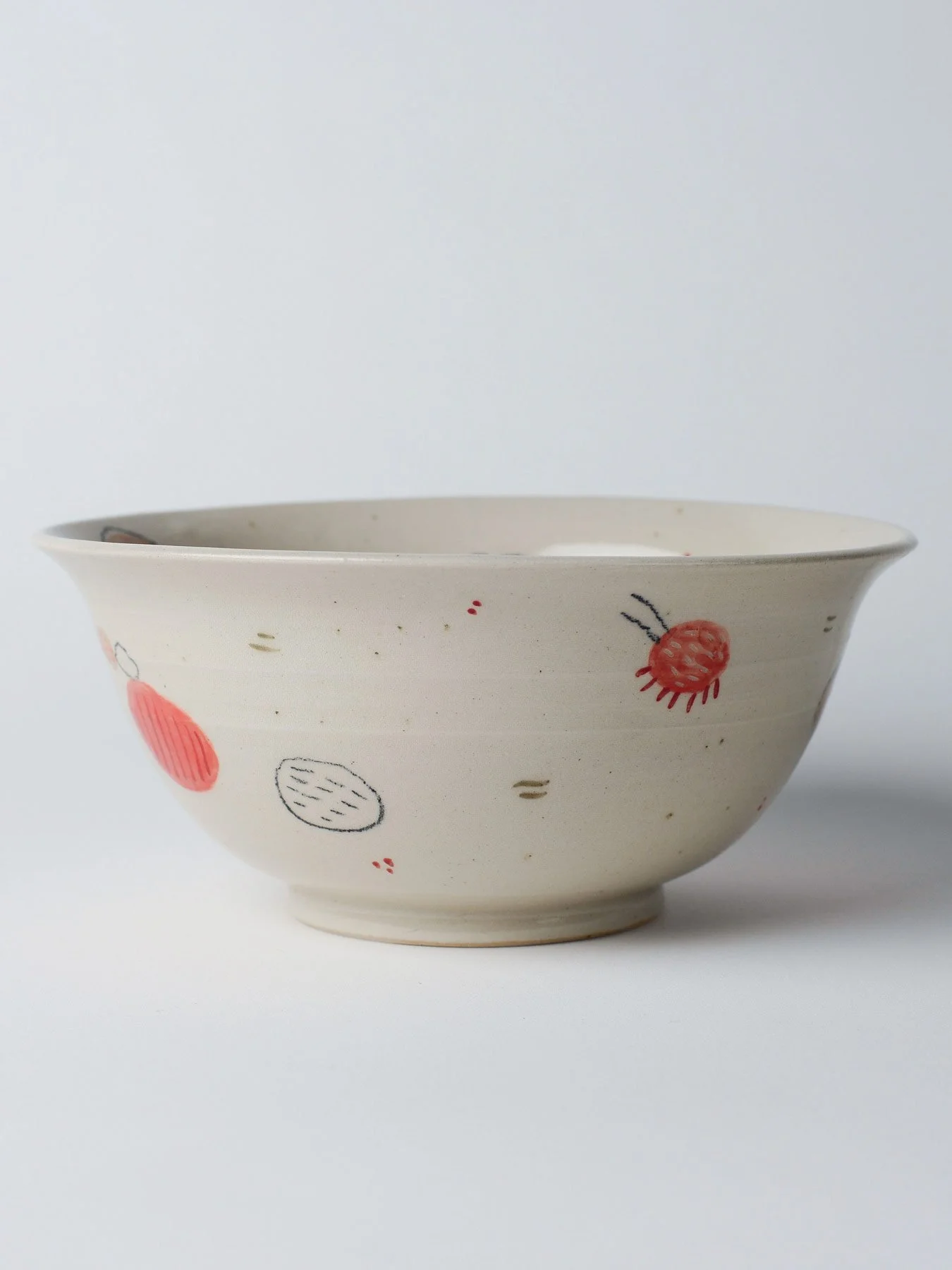 Udon-Schale mit kleinen gezeichneten Wesen – weitere Ansicht der rundum illustrierten Schale.