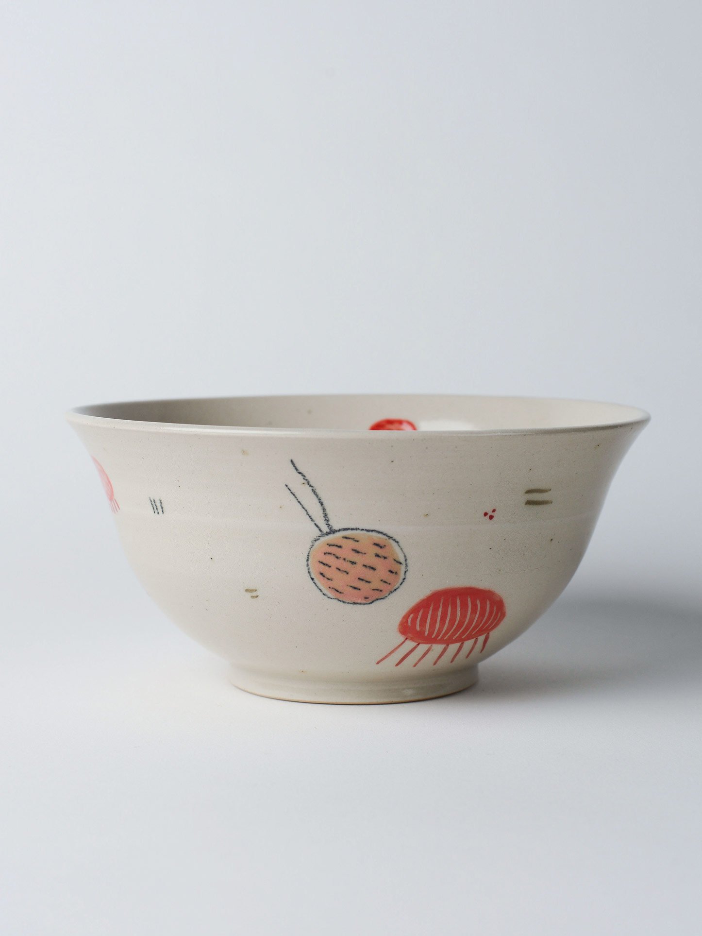 Udon-Schale mit kleinen gezeichneten Wesen – erste Ansicht der Keramikschale.