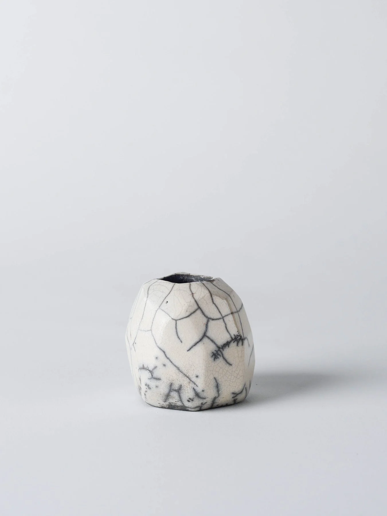 Raku-Kerzenständer in weiterer gedrehter Ansicht mit organischem Muster der Raku-Glasur