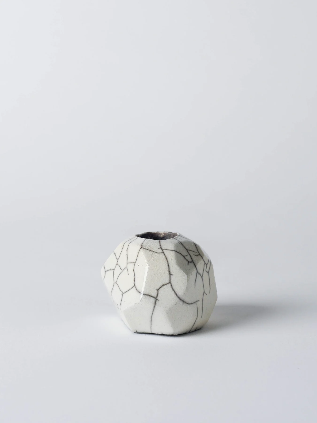 Raku-Kerzenständer leicht gedreht, sichtbar mit Rauchspuren und kantigen Flächen