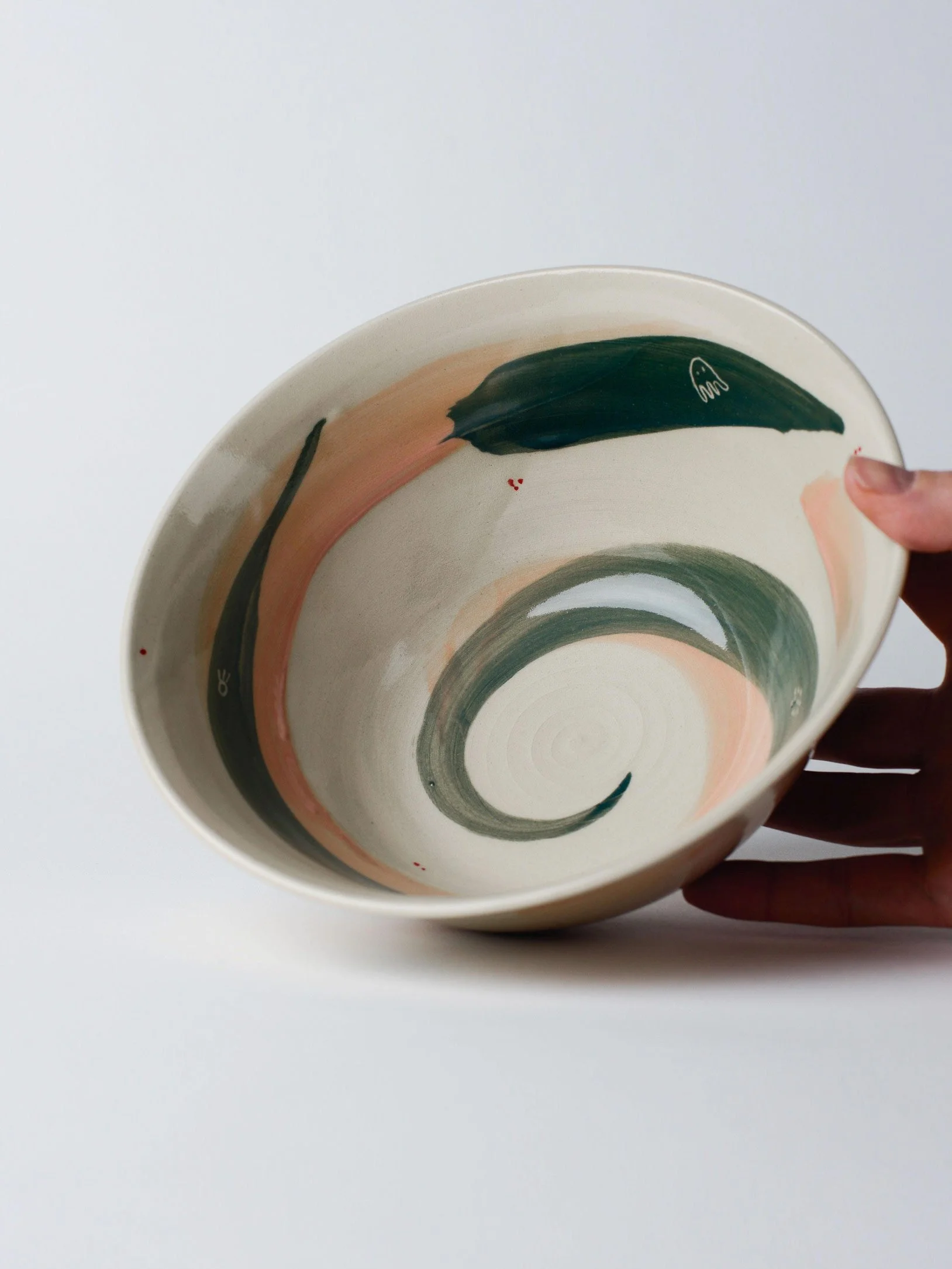 Udon-Schale mit grossen grünen Pinselstrichen – gekippte Schale mit sichtbarer Innenglasur.