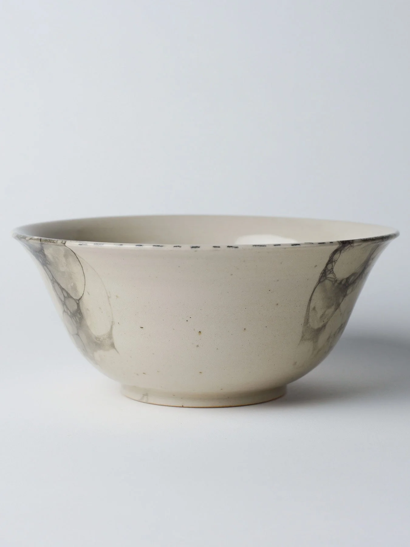 Udon-Schale mit schwarzer Zeichnung – leicht gedrehte Ansicht der Schale.