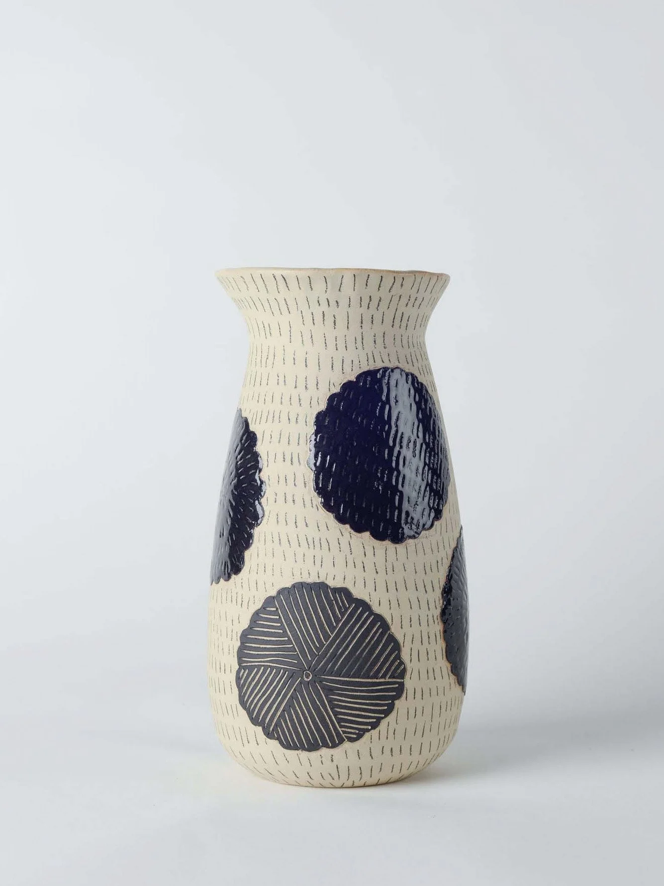 keramikvase-sgraffito-schwarz-blumen-schmetterling-atelier-kobo-01-01.jpg