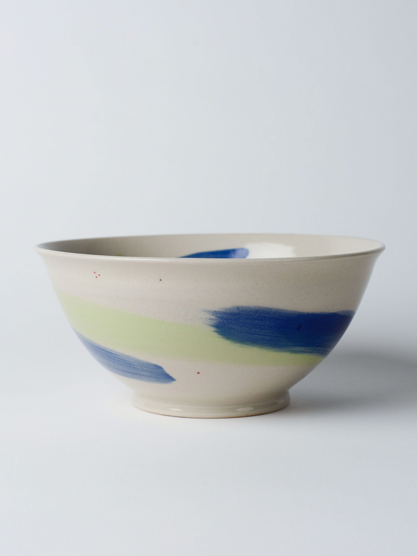 Udon-Schale mit blauen und grünen Streifen – weitere Seitenansicht der handgedrehten Keramik.