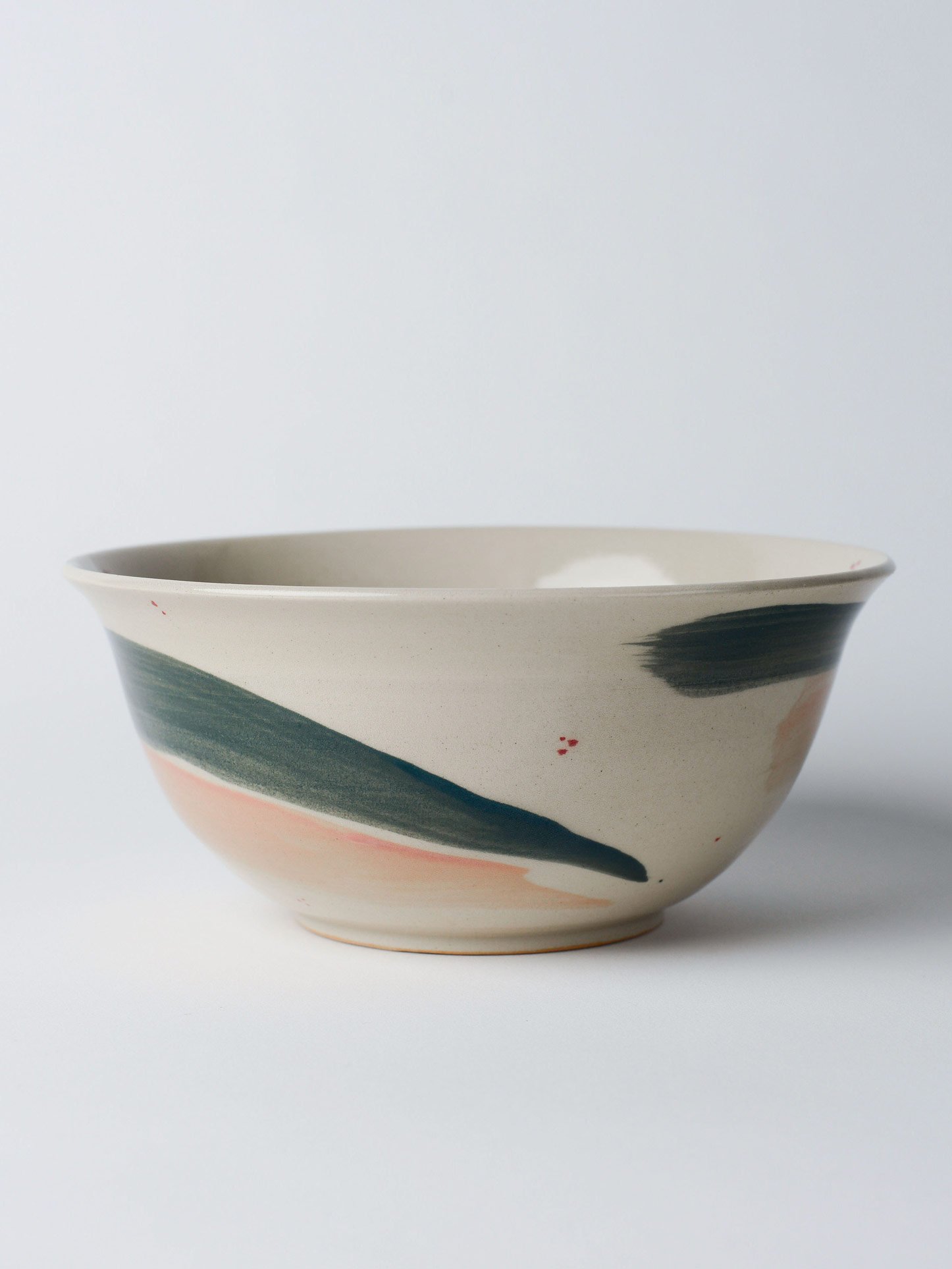 Udon-Schale mit grossen grünen Pinselstrichen – gedrehte Ansicht zur Sichtbarkeit des gesamten Musters.