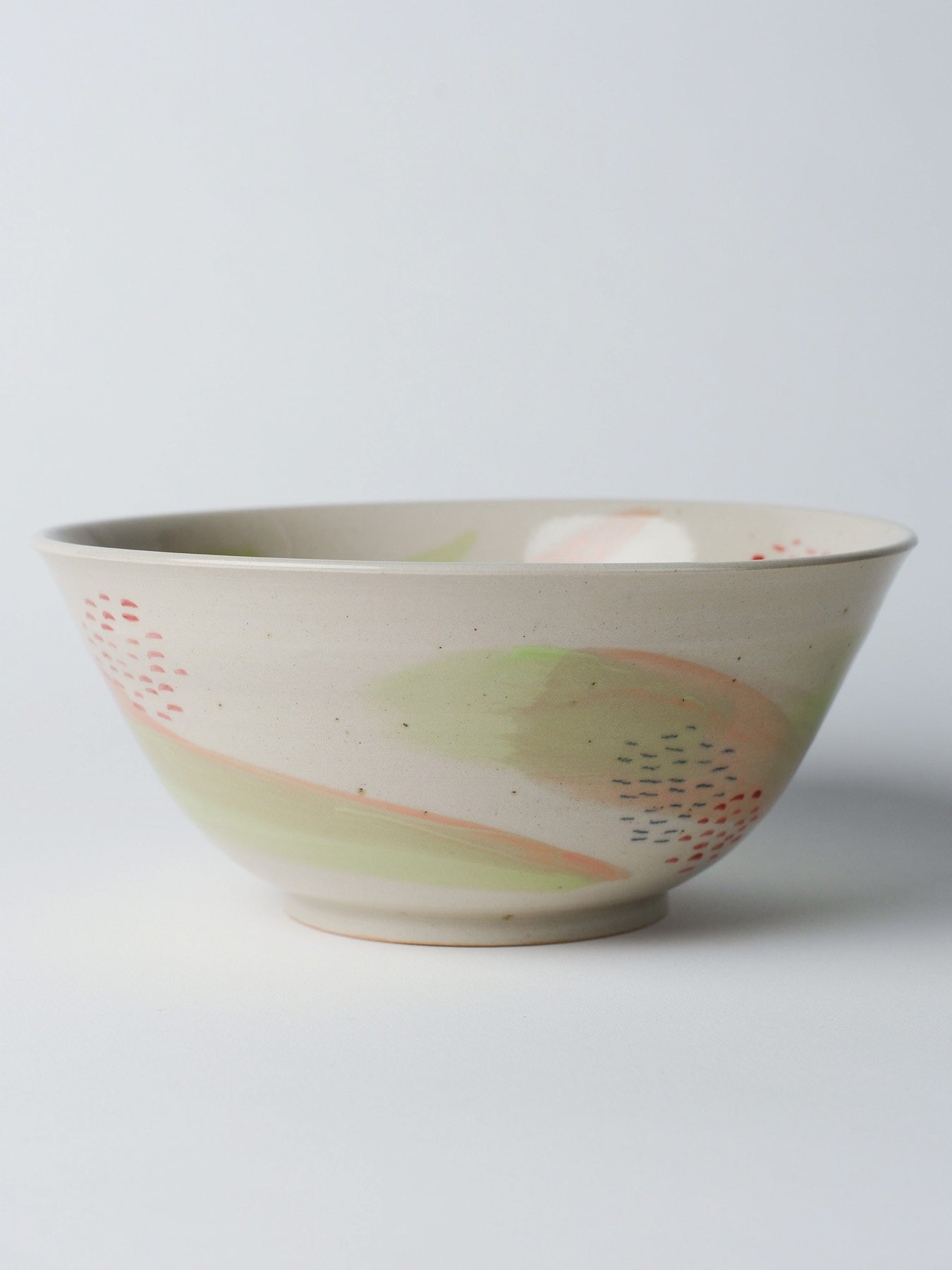 Udon-Schale mit zartgrünem Pinselstrich – zusätzliche Perspektive der gedrehten Schale.