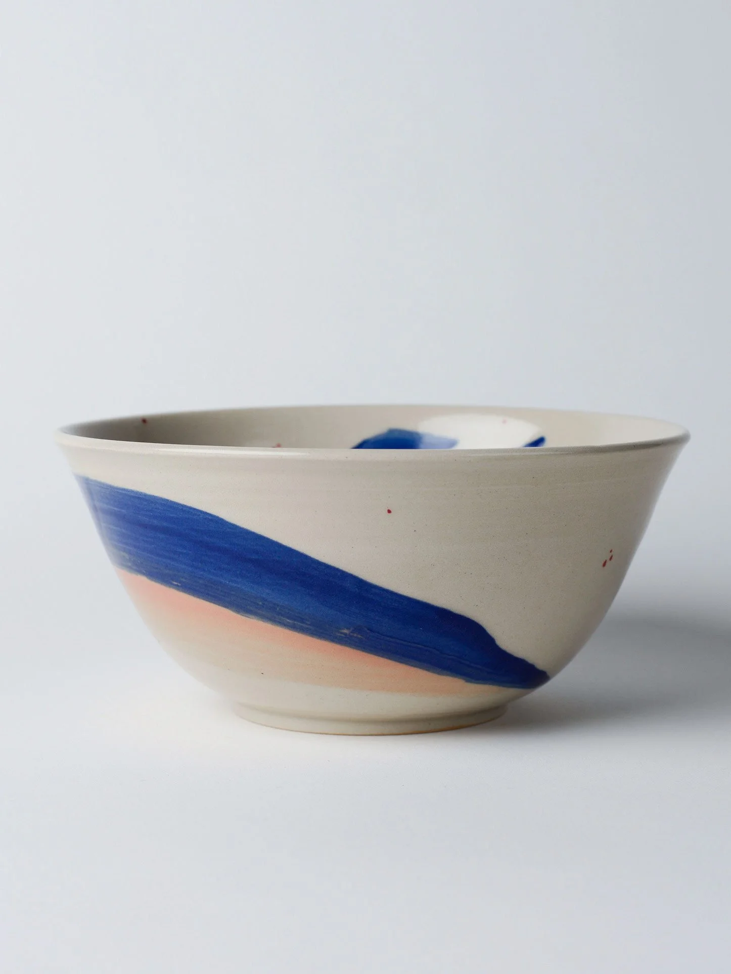 Udon-Schale mit blauen und rosa Pinselstrichen – weitere Ansicht der leicht gedrehten Schale.