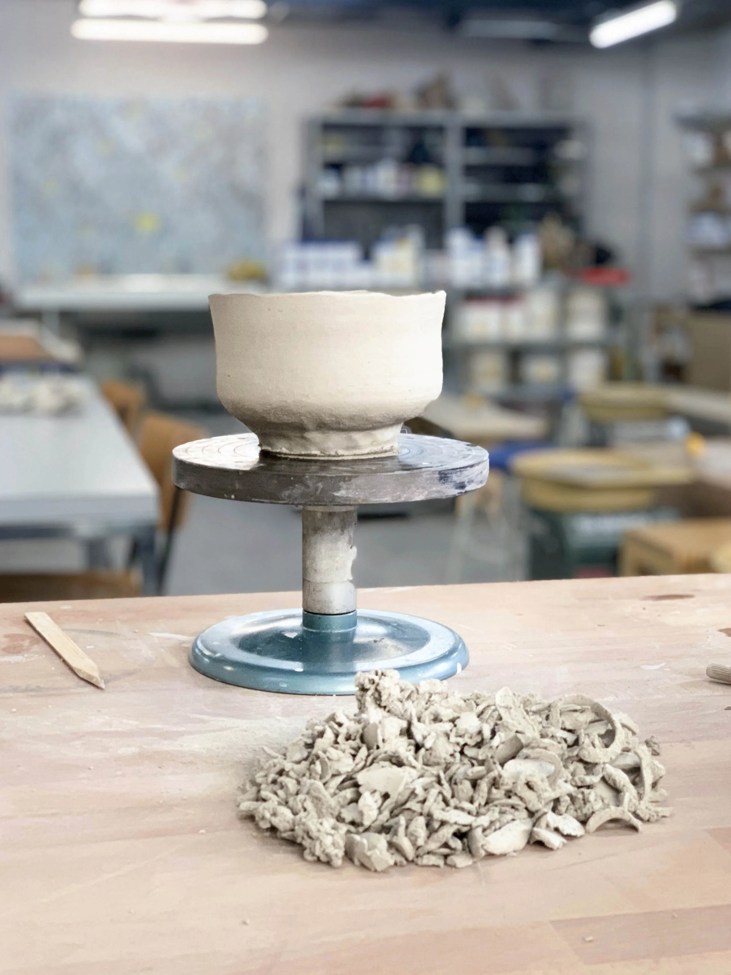 Handgefertigte Matcha Schale aus Keramik, im Handaufbau gestaltet und mit traditioneller Technik geformt im Atelier KOBO in Zürich
