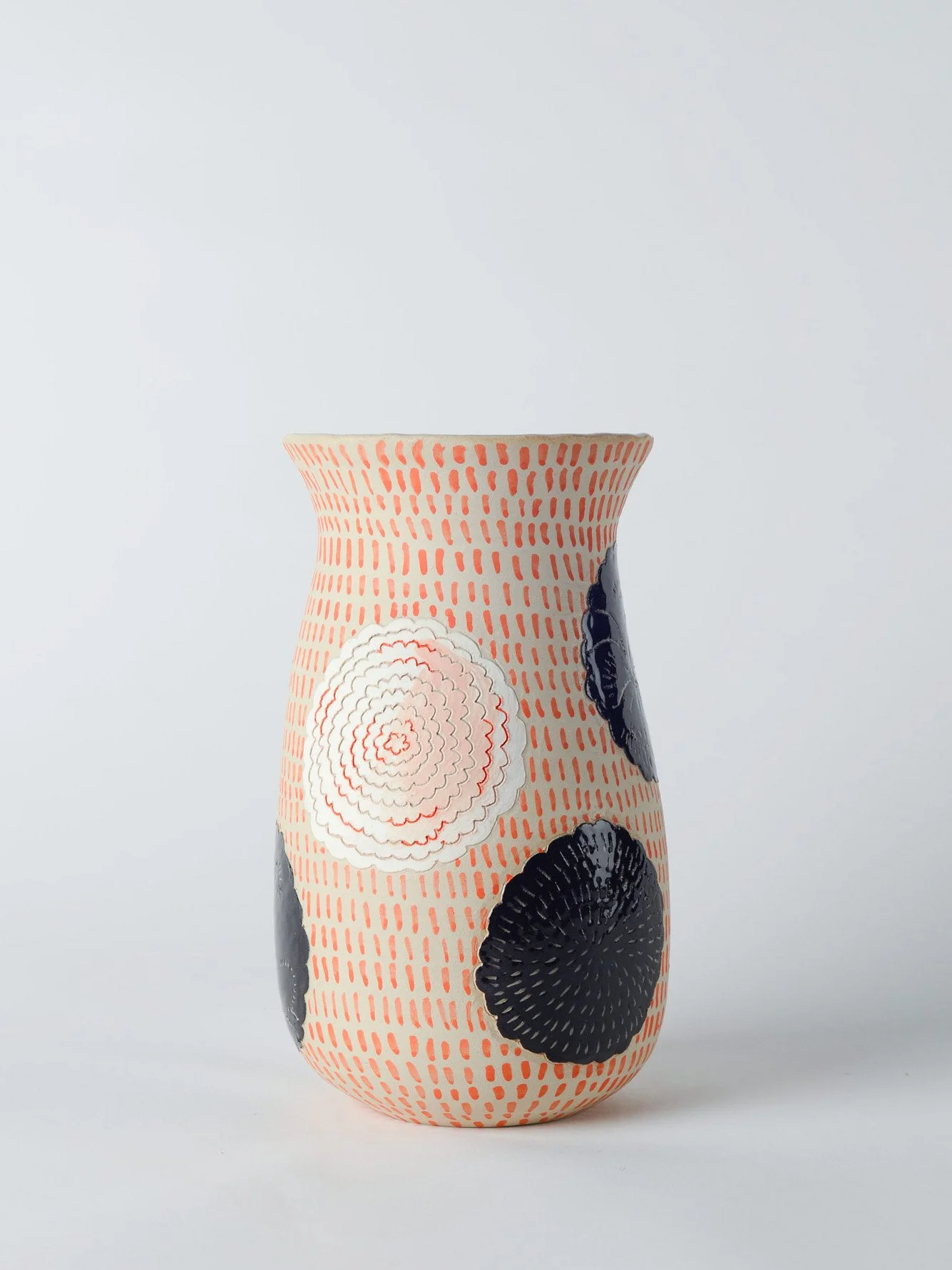 handgemachte-vase-sgraffito-rote-streifen-schmetterlinge-kobo-zuerich-01-04.jpg