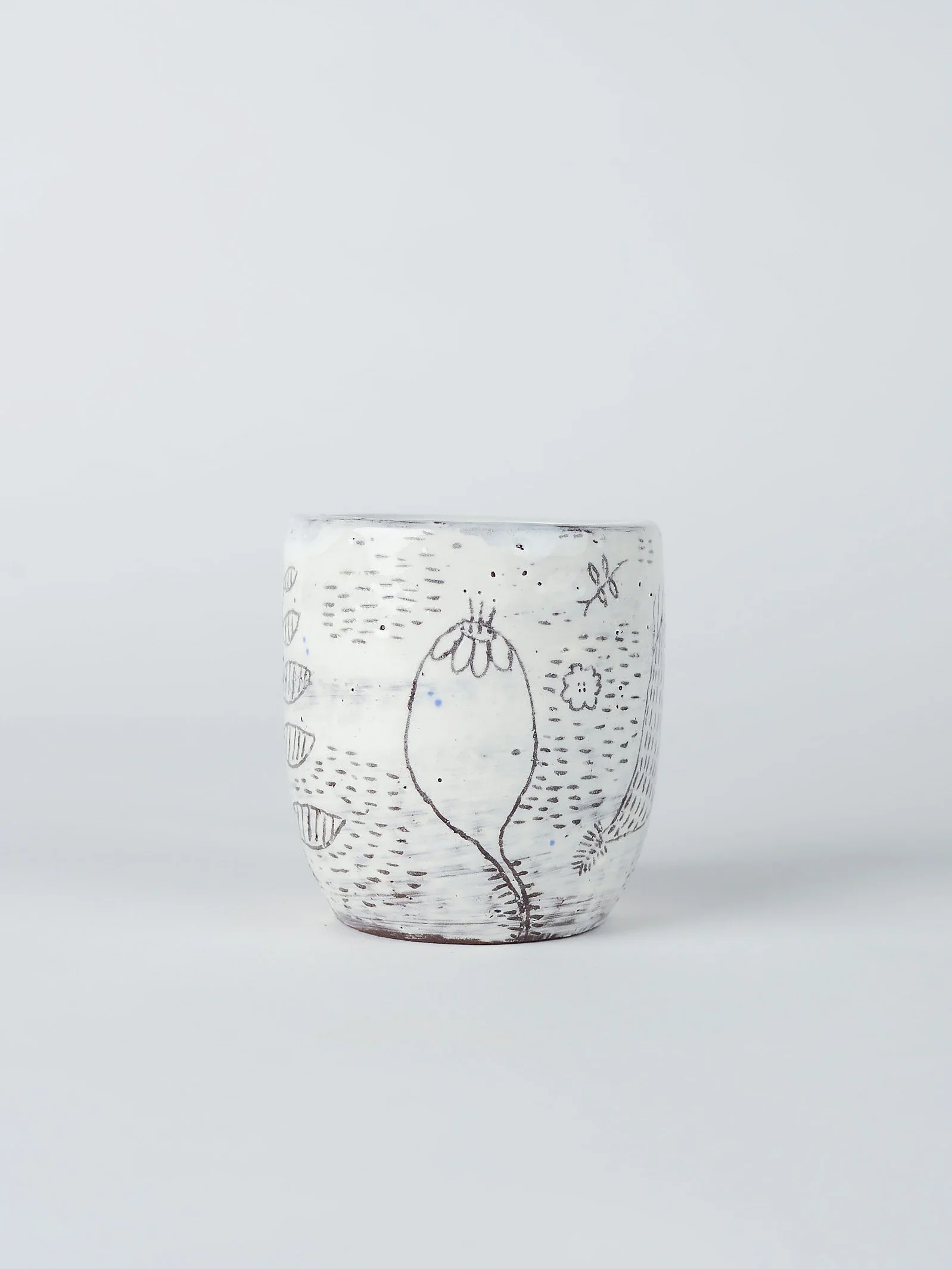 keramiktasse-weiss-sgraffito-pflanzen-insekten-atelier-kobo-02-02.jpg