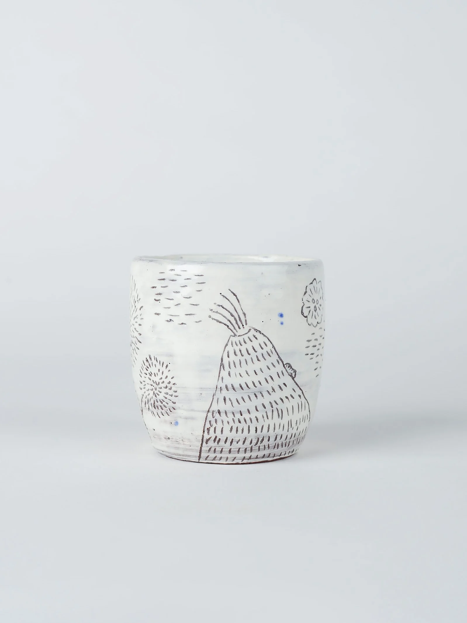 keramiktasse-weiss-sgraffito-pflanzen-insekten-atelier-kobo-01-02.jpg