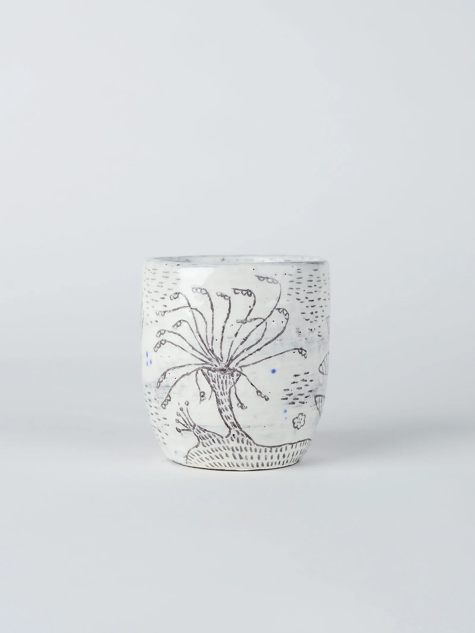 keramiktasse-weiss-sgraffito-pflanzen-insekten-atelier-kobo-02-04.jpg