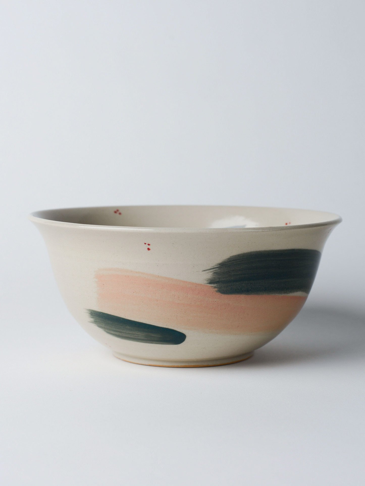 Udon-Schale mit grossen grünen Pinselstrichen – Vorderansicht der handgefertigten Keramikschale.