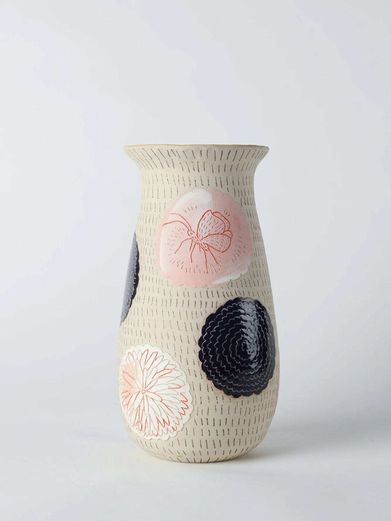 keramik-vase-rosa-weiss-schwarz-sgraffito-schmetterlinge-atelier-kobo-01-01.jpg