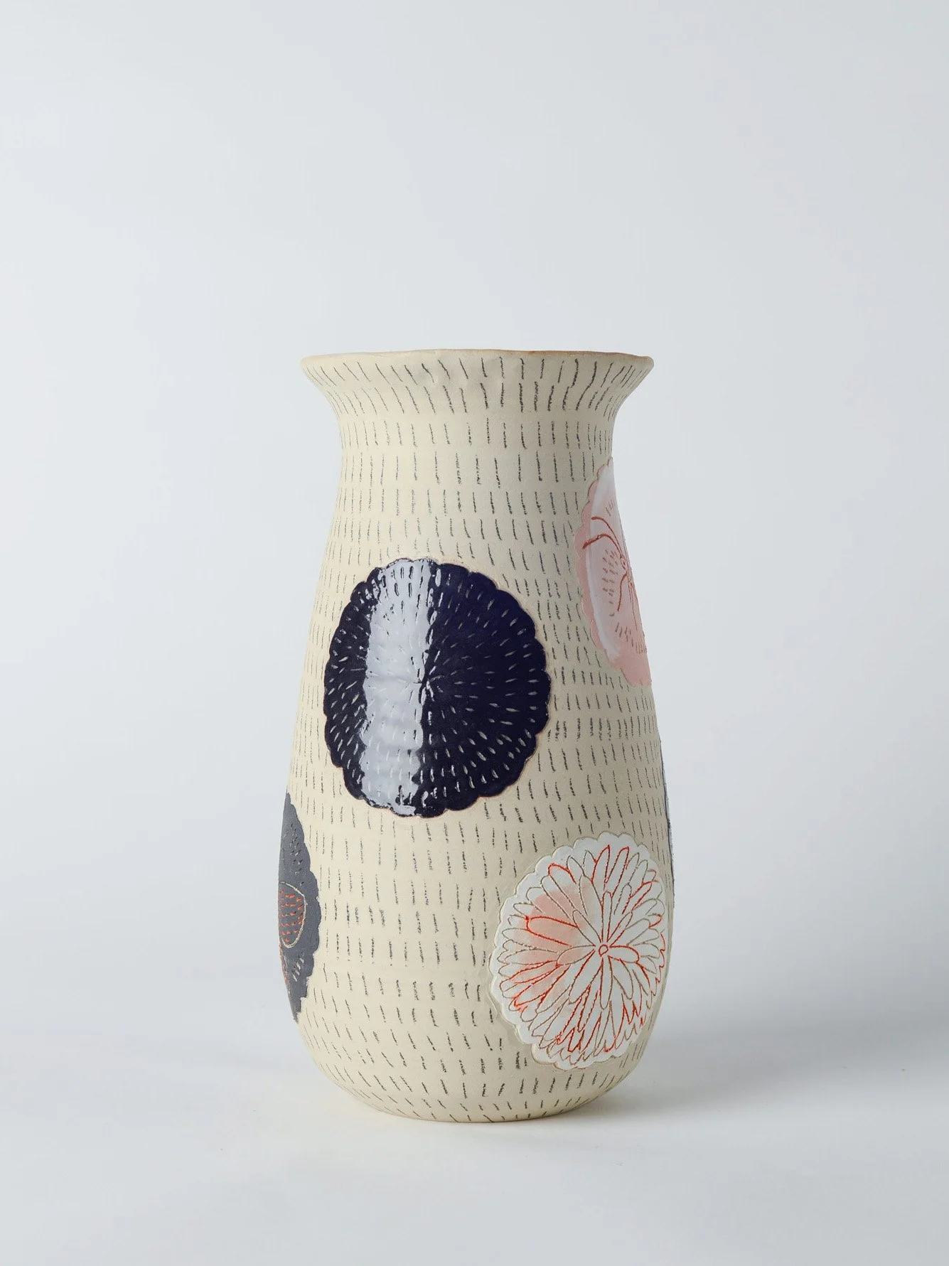keramik-vase-rosa-weiss-schwarz-sgraffito-schmetterlinge-atelier-kobo-01-04.jpg