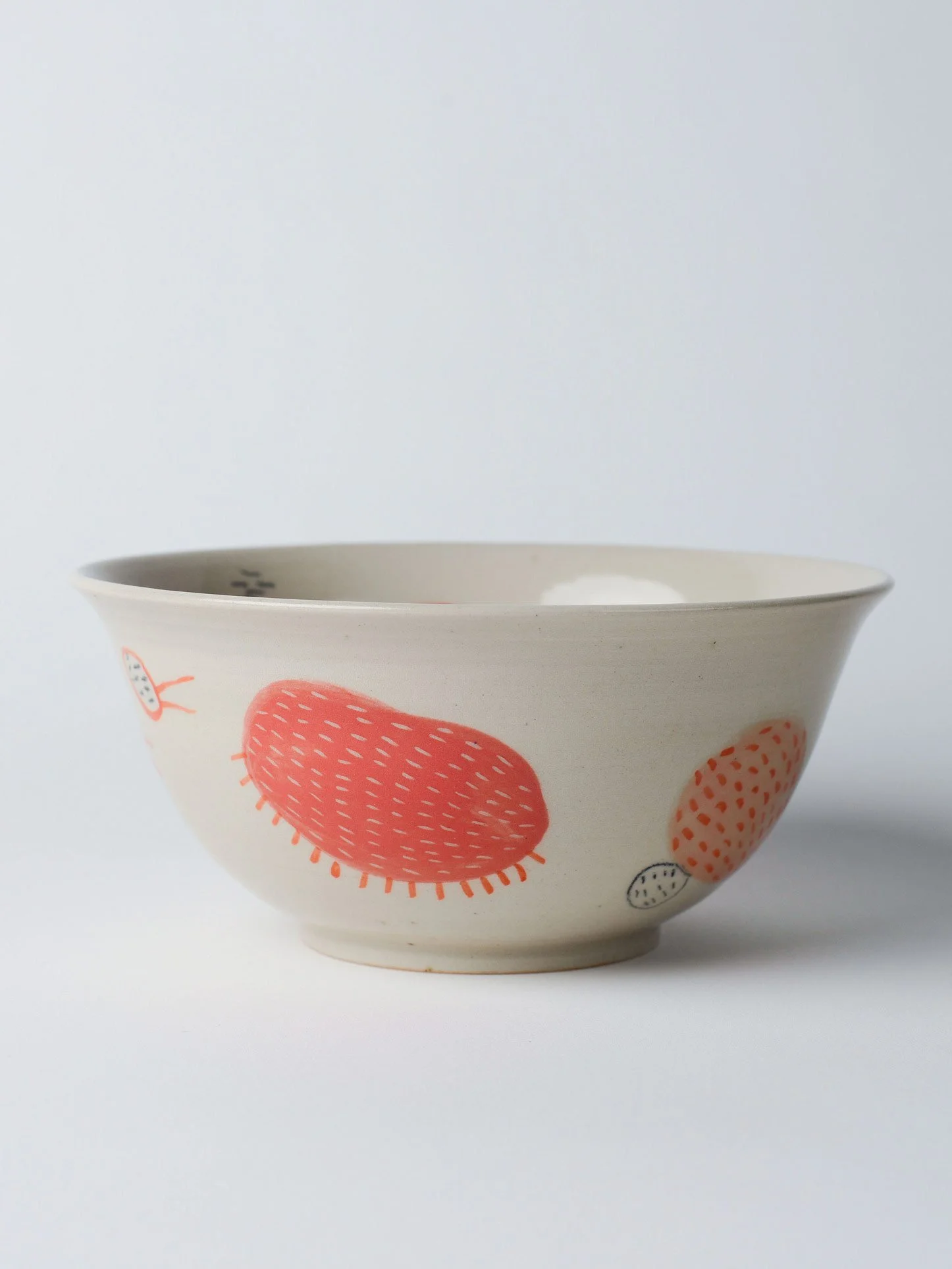 Udon-Schale mit gezeichneten roten Wesen – zusätzliche gedrehte Ansicht der Schale.