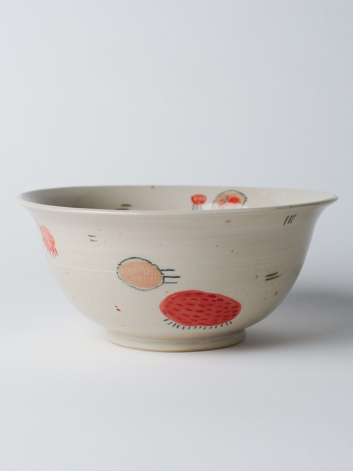 Udon-Schale mit kleinen gezeichneten Wesen – erste Ansicht der Keramikschale.