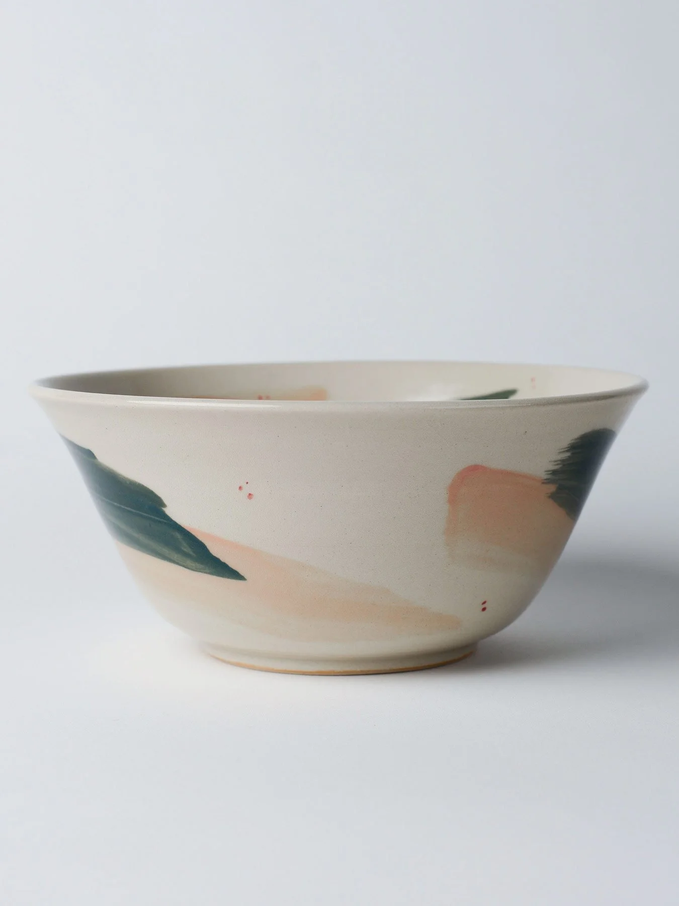 Udon-Schale mit grossen grünen Pinselstrichen – Rundansicht der handgezeichneten Pinselstrich-Illustration.