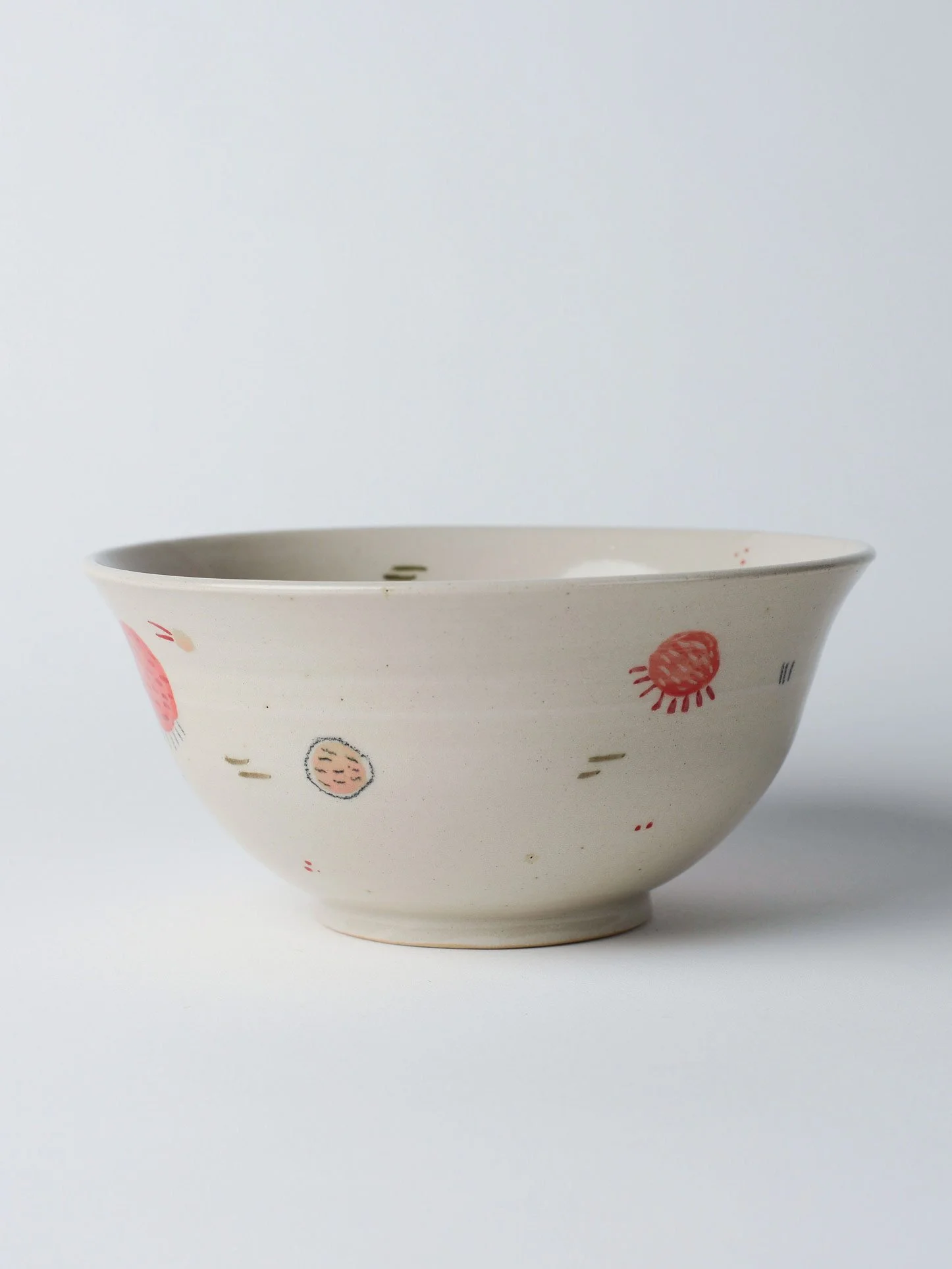 Udon-Schale mit kleinen gezeichneten Wesen – weitere Ansicht der rundum illustrierten Schale.