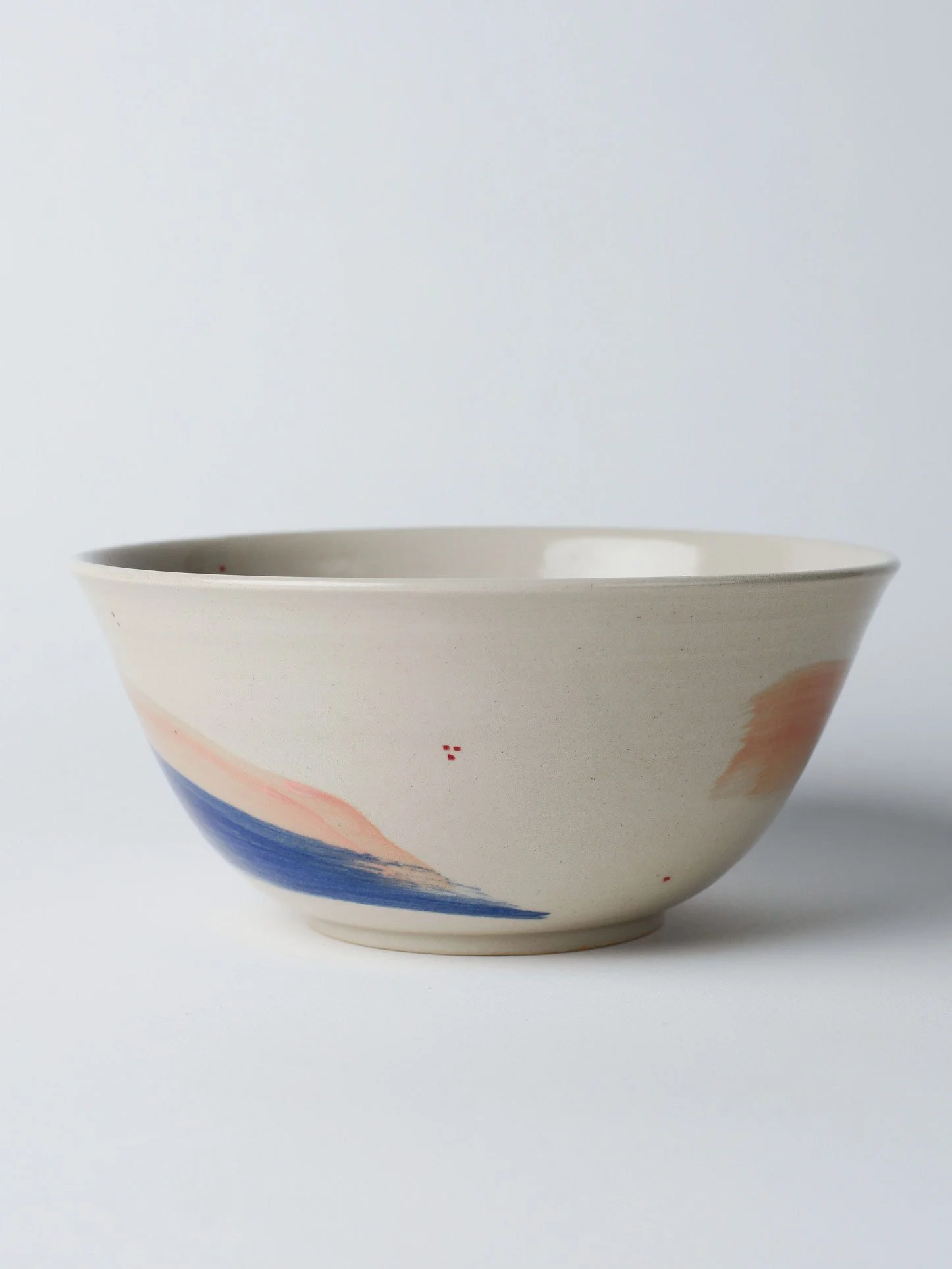 Udon-Schale mit blauen und rosa Pinselstrichen – weitere gedrehte Ansicht der Keramikschale.