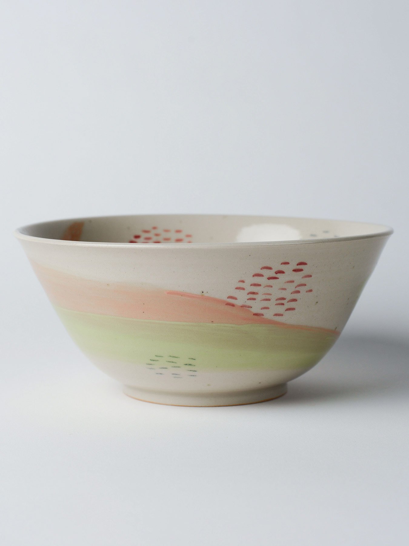 Udon-Schale mit zartgrünem Pinselstrich – weitere Rundumansicht der geformten Keramikschale.