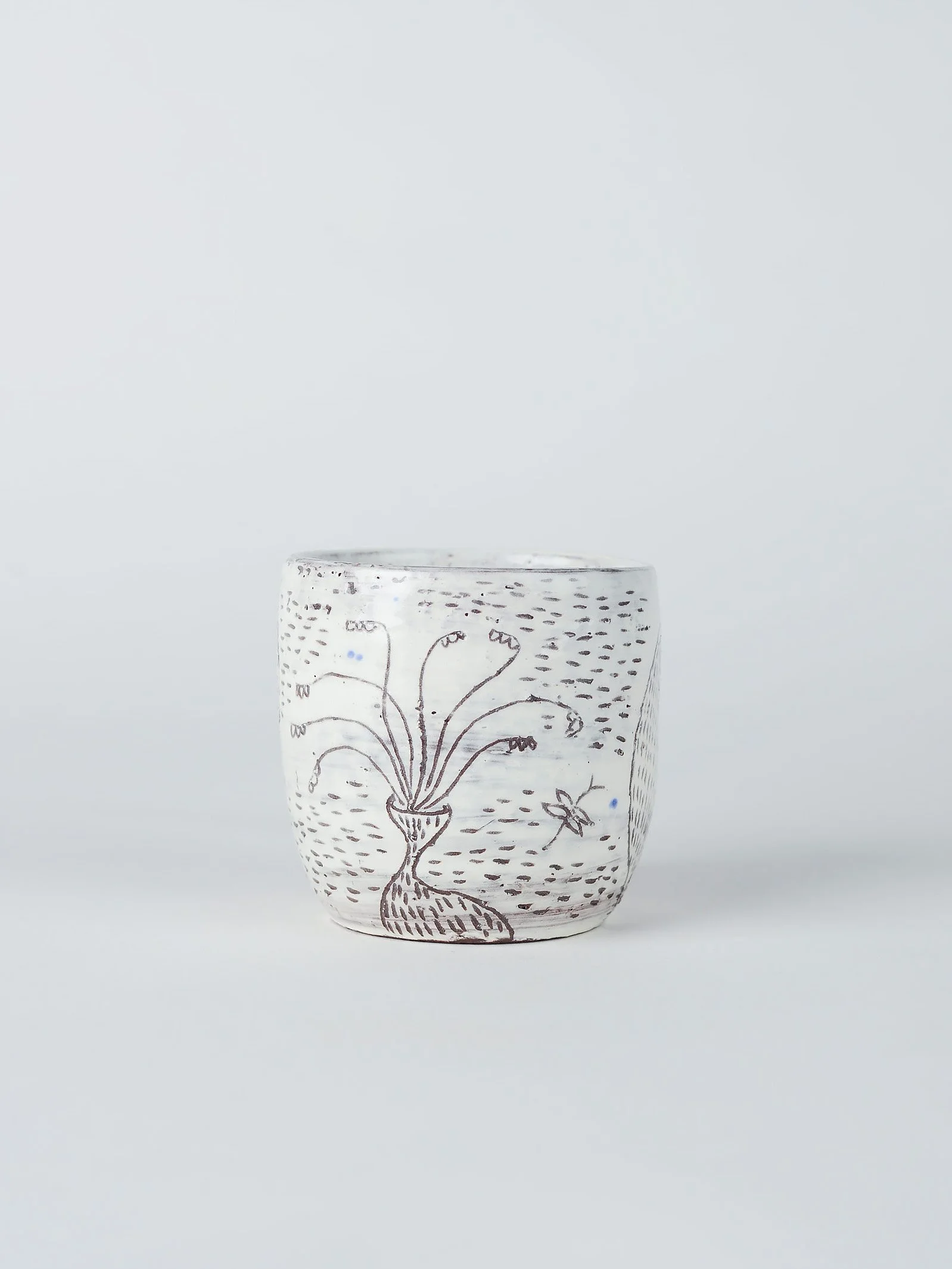 keramiktasse-weiss-sgraffito-pflanzen-insekten-atelier-kobo-03-04.jpg