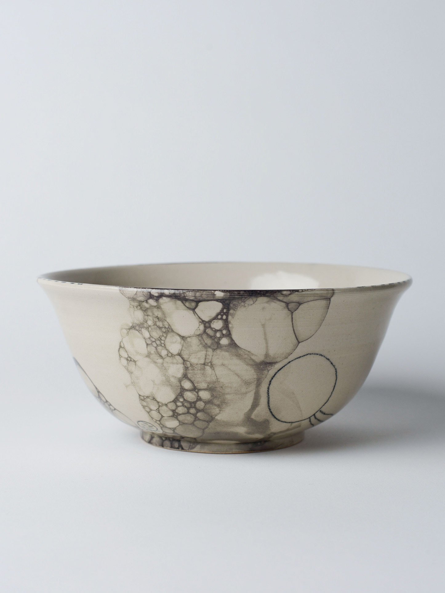 Udon-Schale mit schwarzer Zeichnung – vollständige Ansicht der Vorderseite.