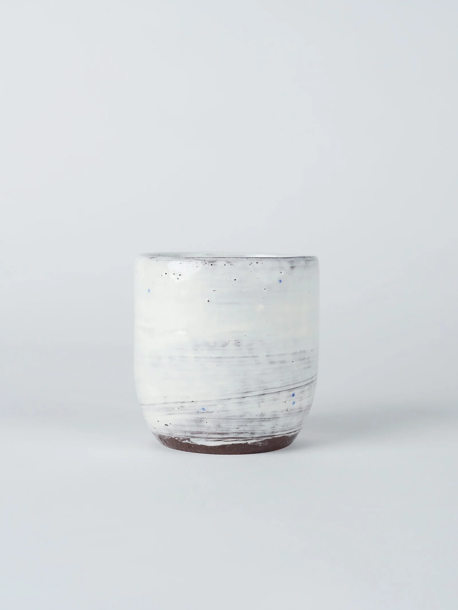 handgemachte-tasse-weiss-punkte-sgraffito-innen-puppe-01-01.jpg