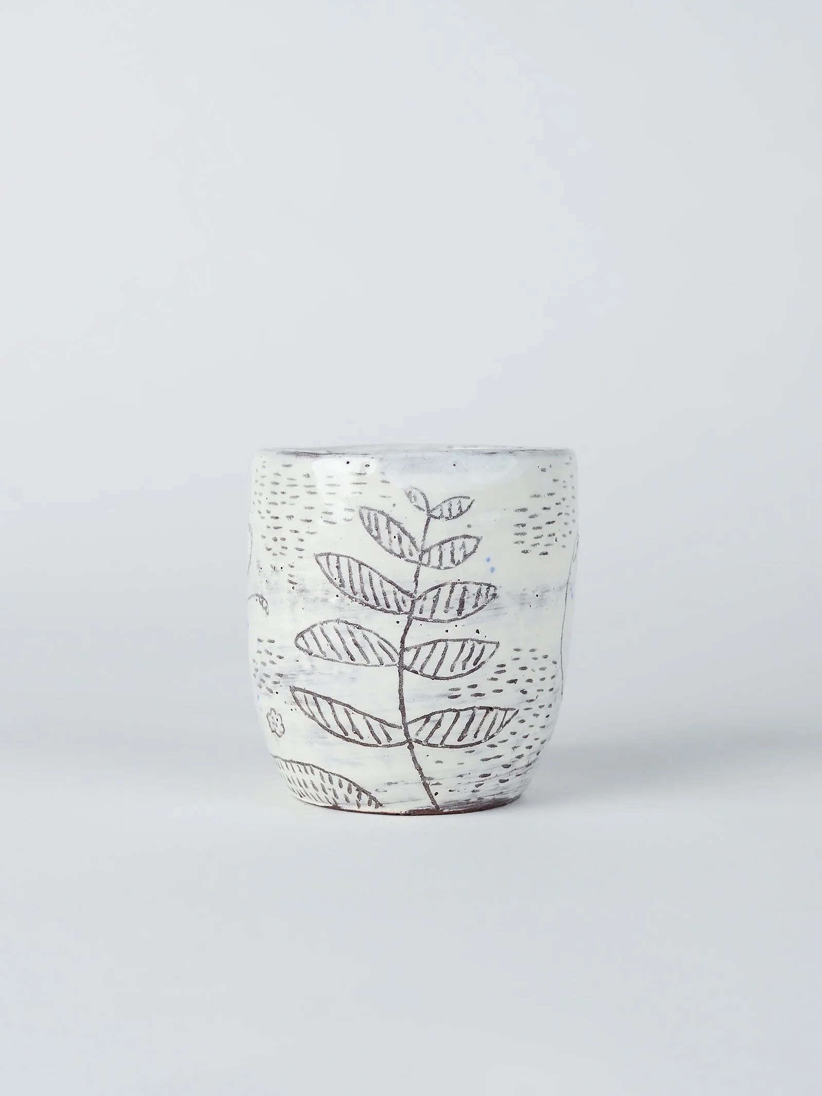 keramiktasse-weiss-sgraffito-pflanzen-insekten-atelier-kobo-02-01.jpg