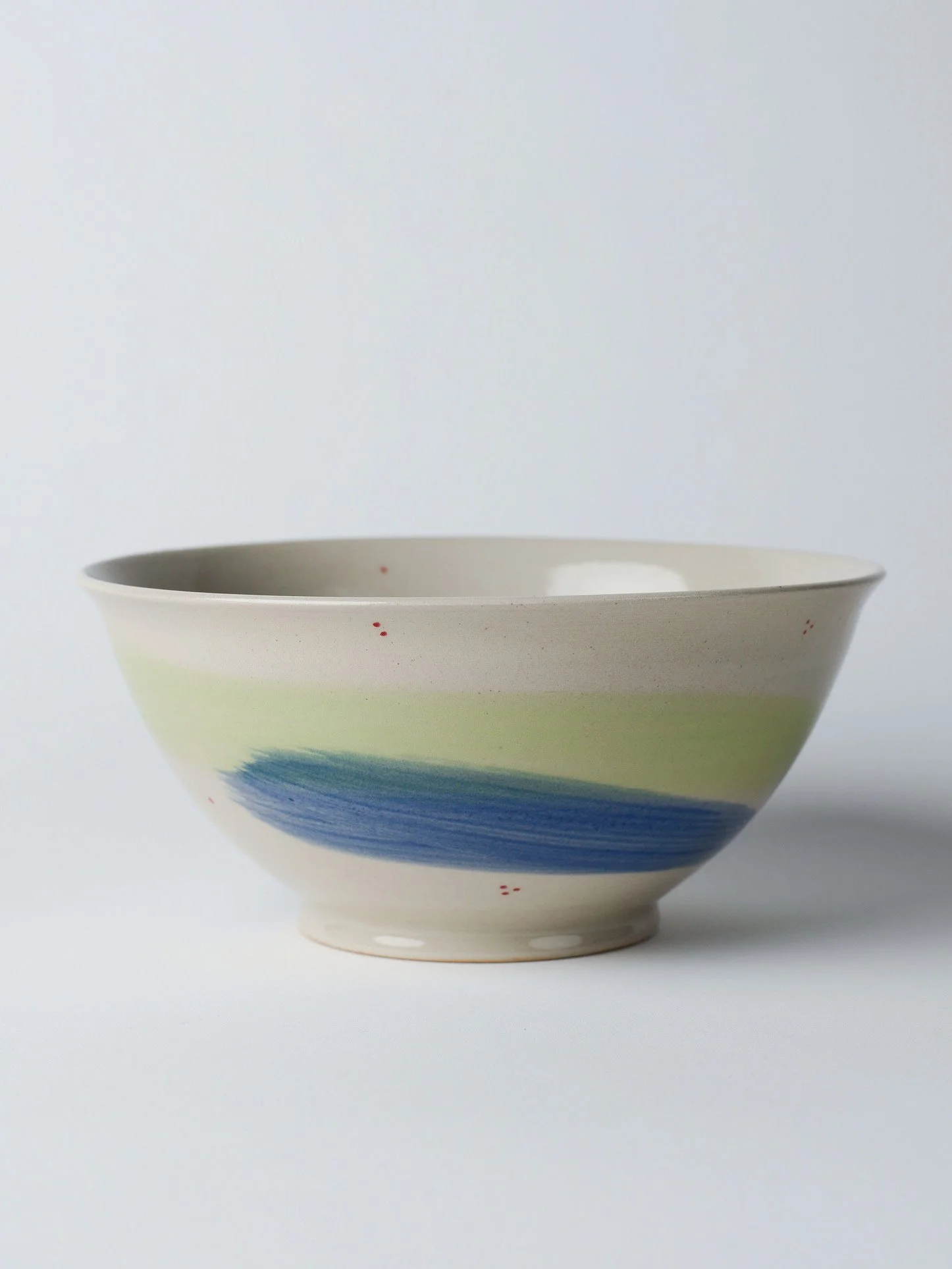 Udon-Schale mit blauen und grünen Streifen – erste Ansicht der gedrehten Schale.