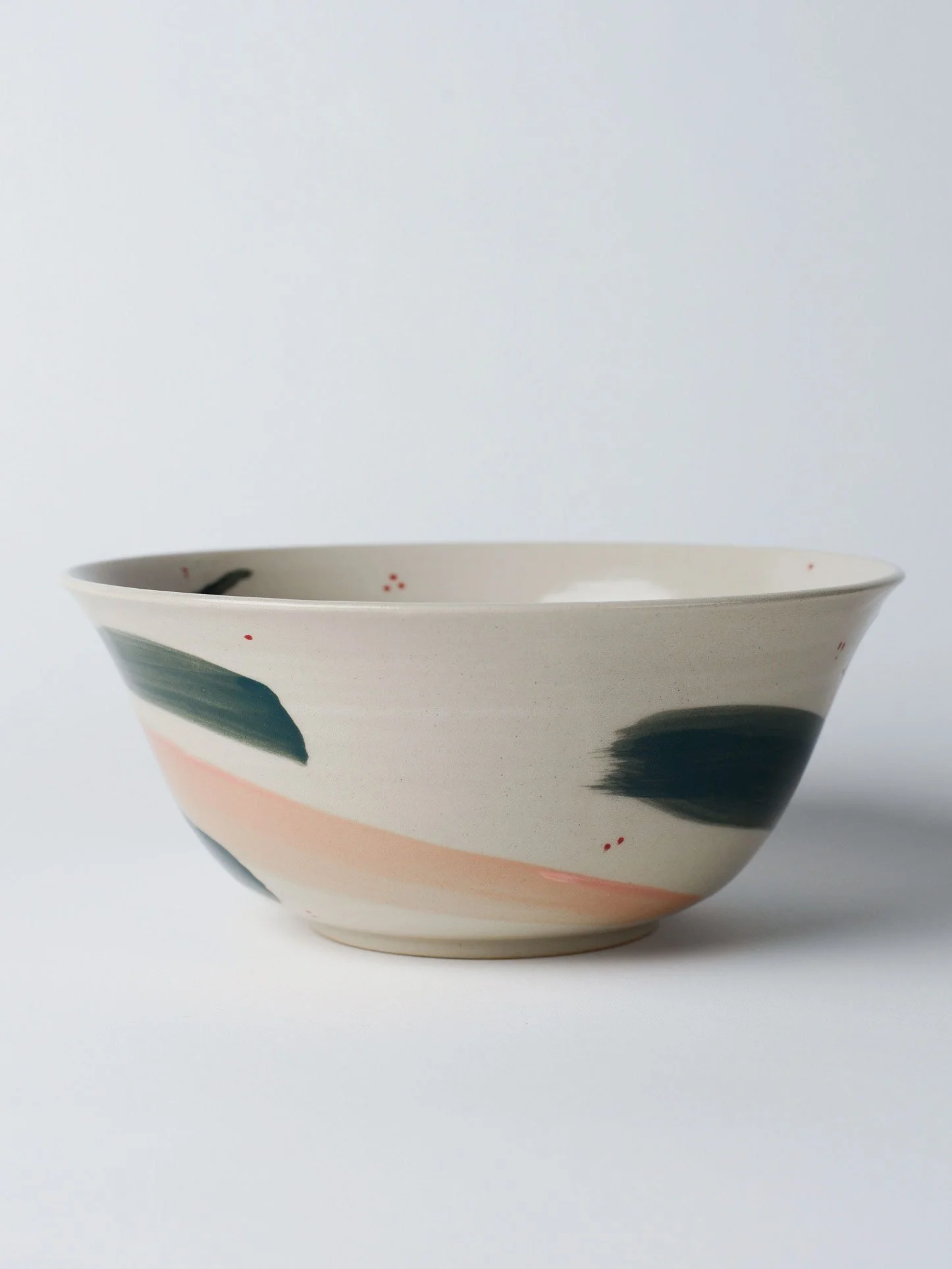 Udon-Schale mit grossen grünen Pinselstrichen – Rundansicht der handgezeichneten Pinselstrich-Illustration.