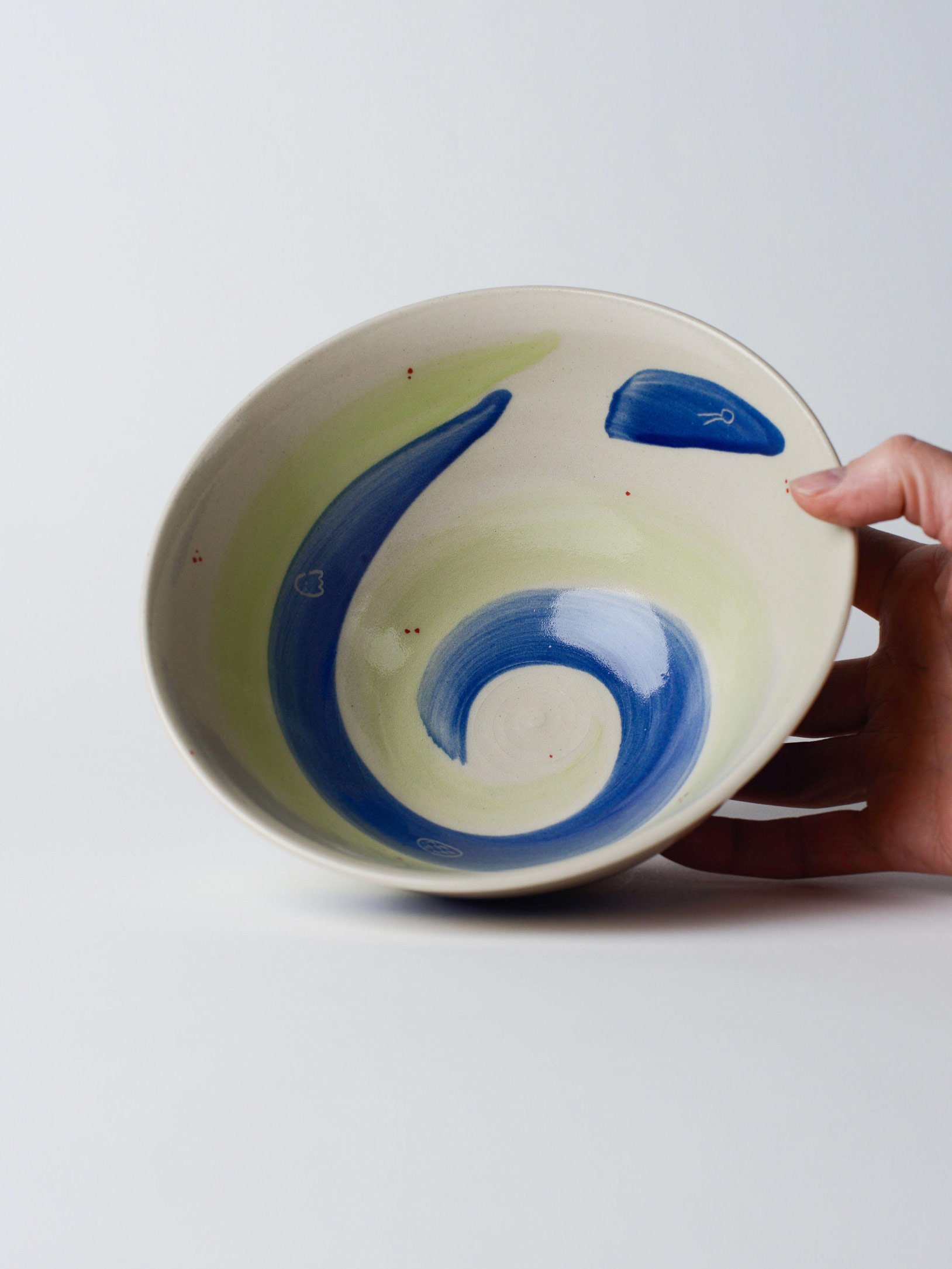 Udon-Schale mit blauen und grünen Streifen – Innenglasur in gekippter Ansicht.