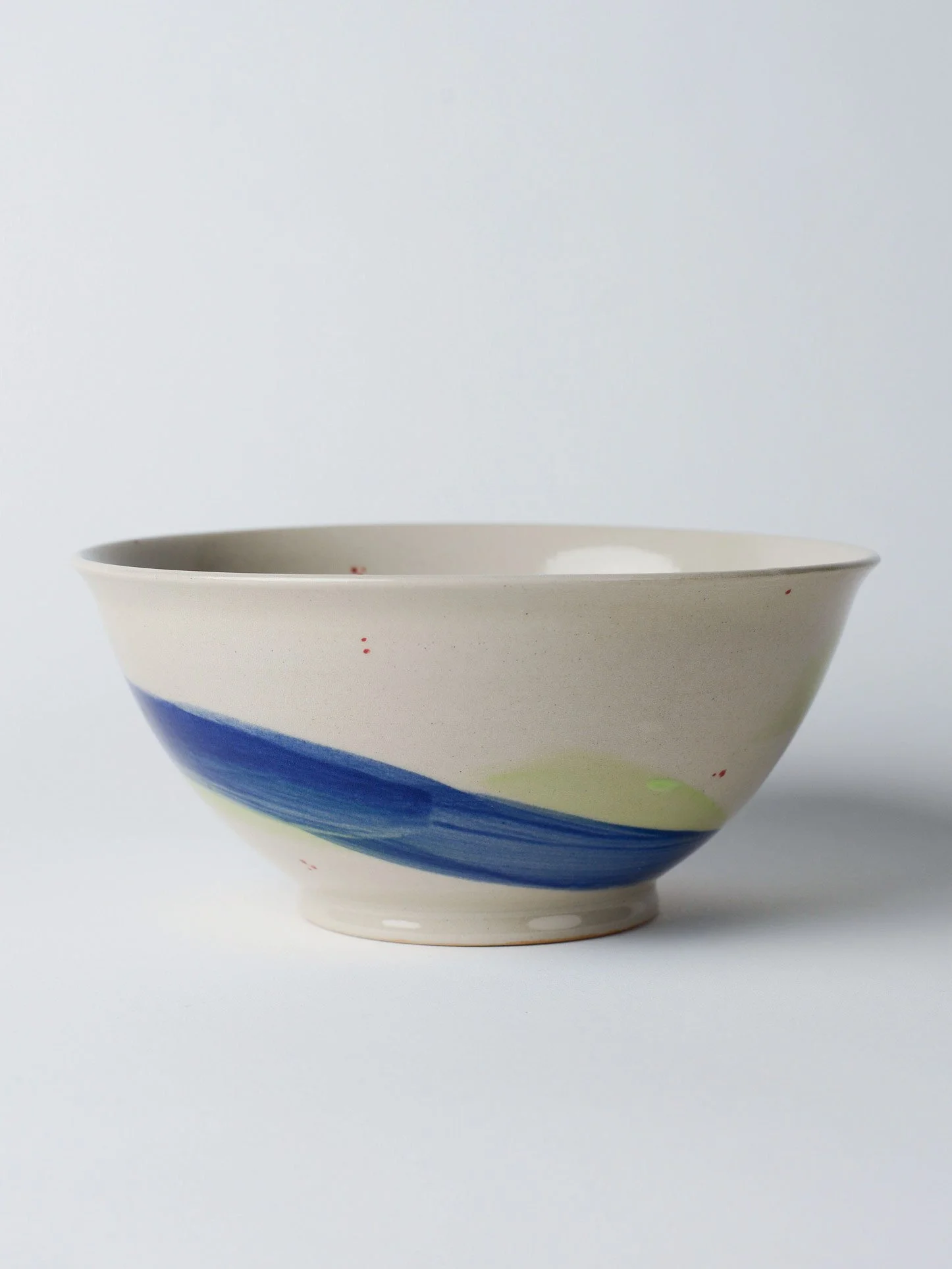 Udon-Schale mit blauen und grünen Streifen – zusätzliche Ansicht des illustrativen Pinselstrichmusters.