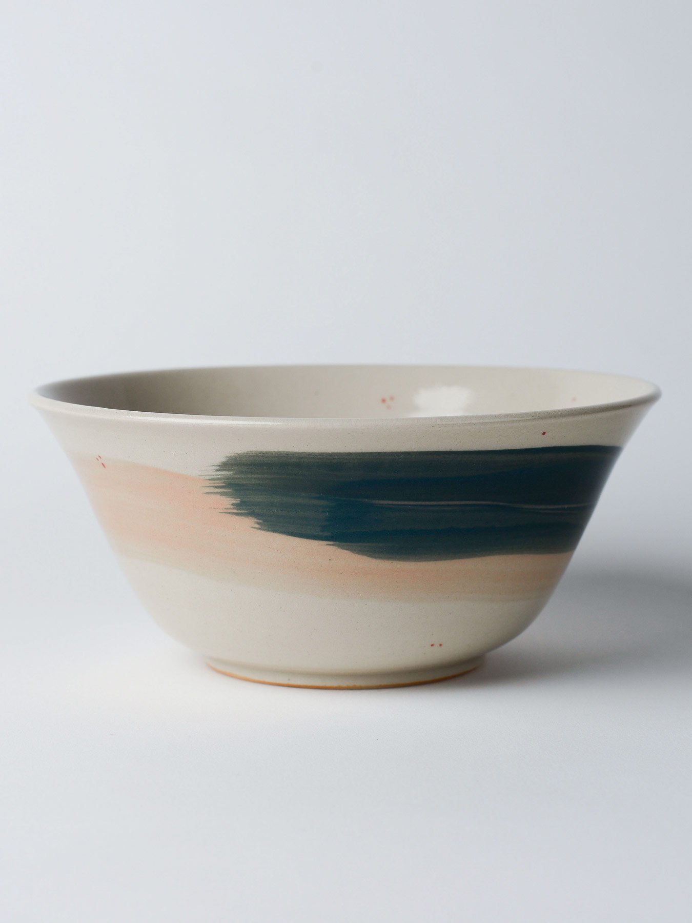 Udon-Schale mit grossen grünen Pinselstrichen – zusätzliche Ansicht der umlaufenden Illustration.