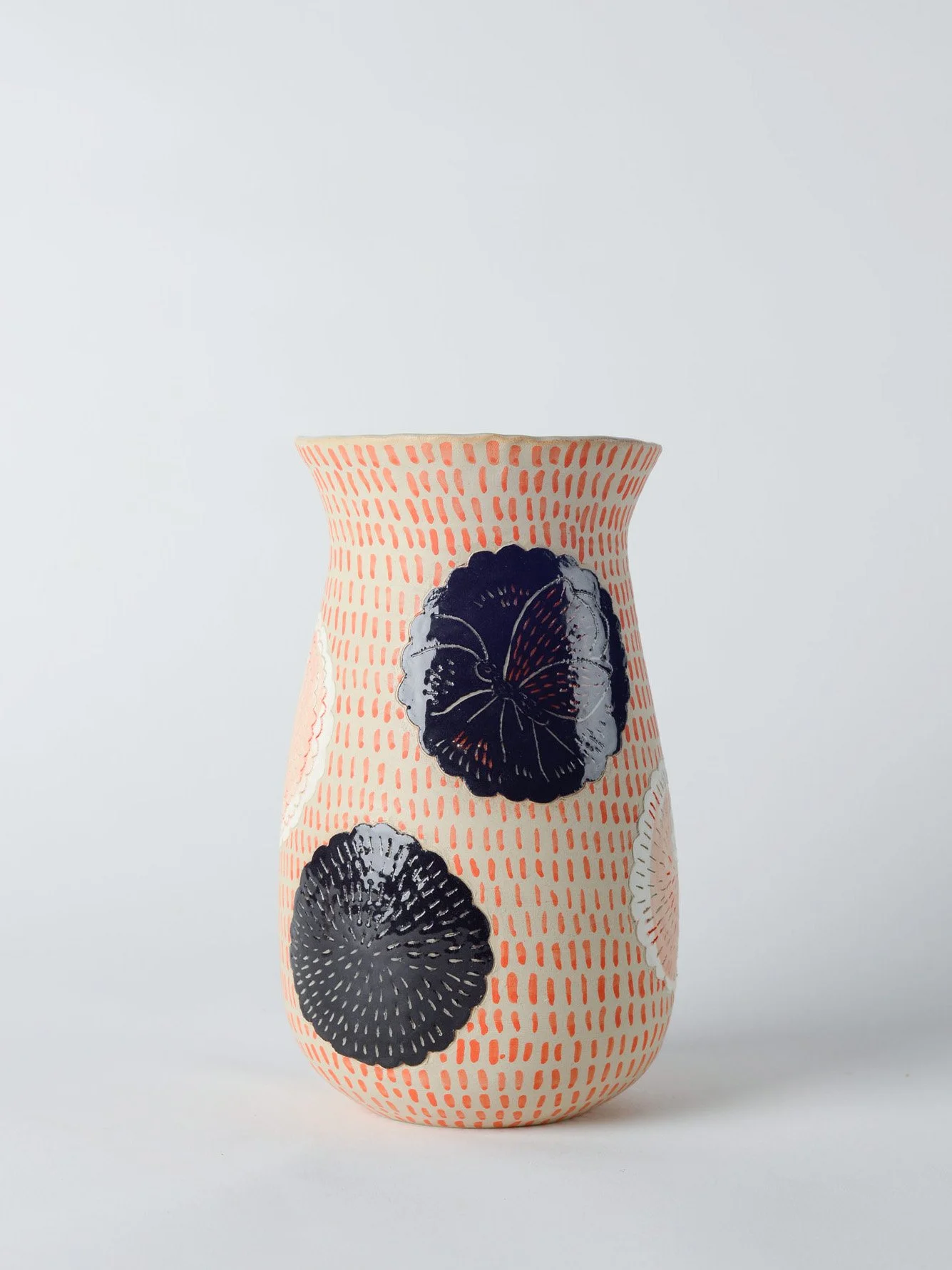handgemachte-vase-sgraffito-rote-streifen-schmetterlinge-kobo-zuerich-01-01.jpg