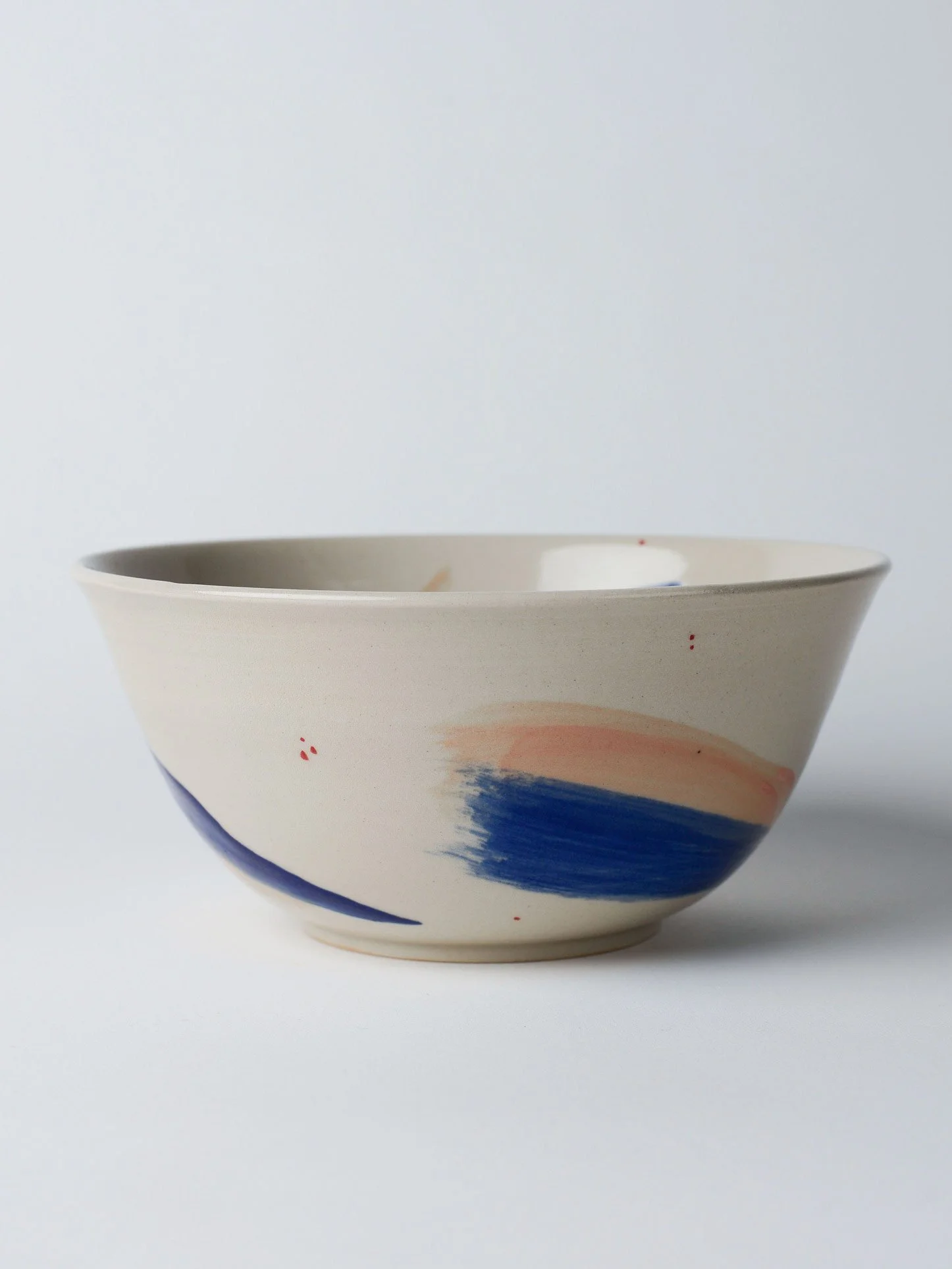 Udon-Schale mit blauen und rosa Pinselstrichen – zusätzliche Ansicht zur Darstellung des gesamten Motivs.