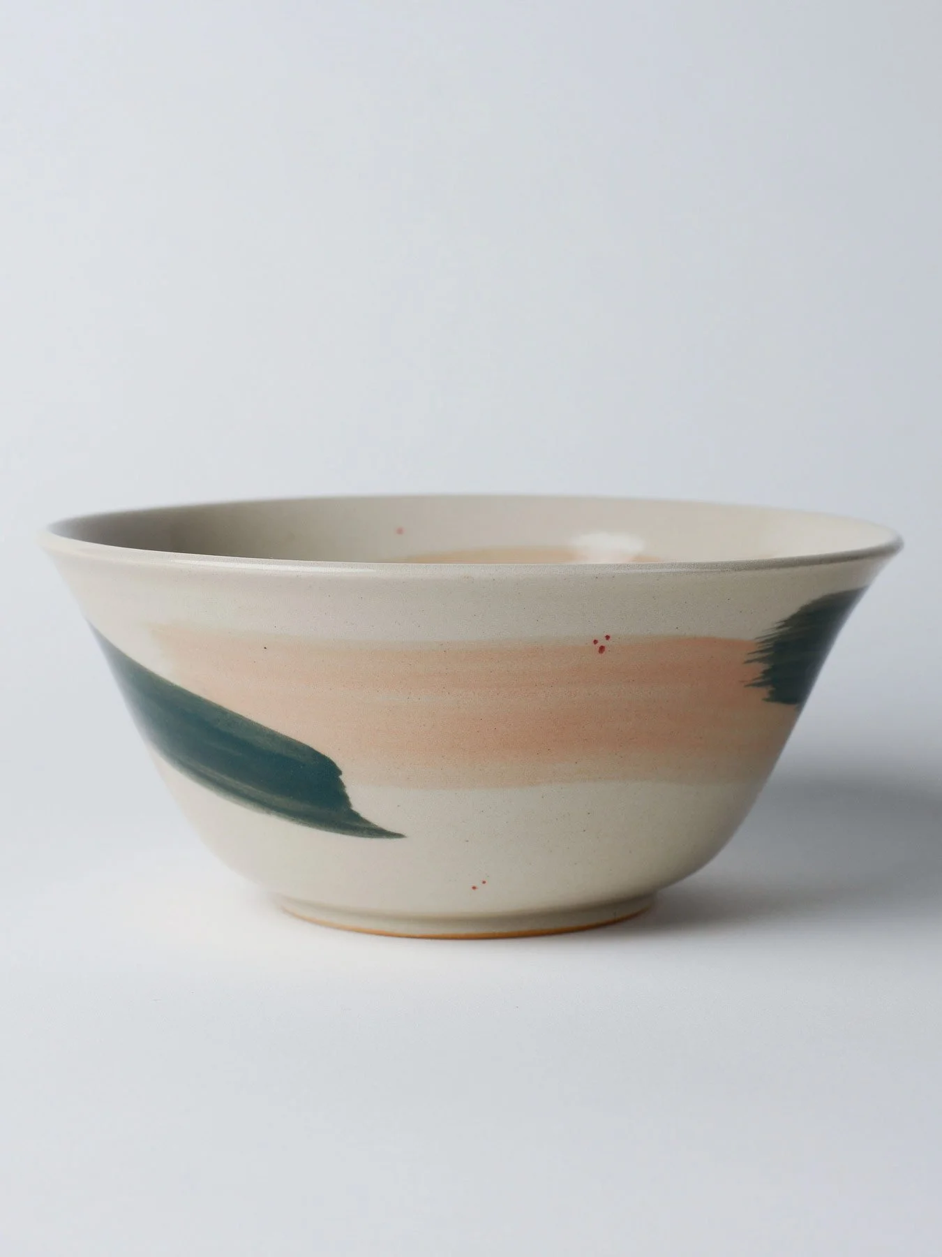 Udon-Schale mit grossen grünen Pinselstrichen – gedrehte Ansicht zur Sichtbarkeit des gesamten Musters.