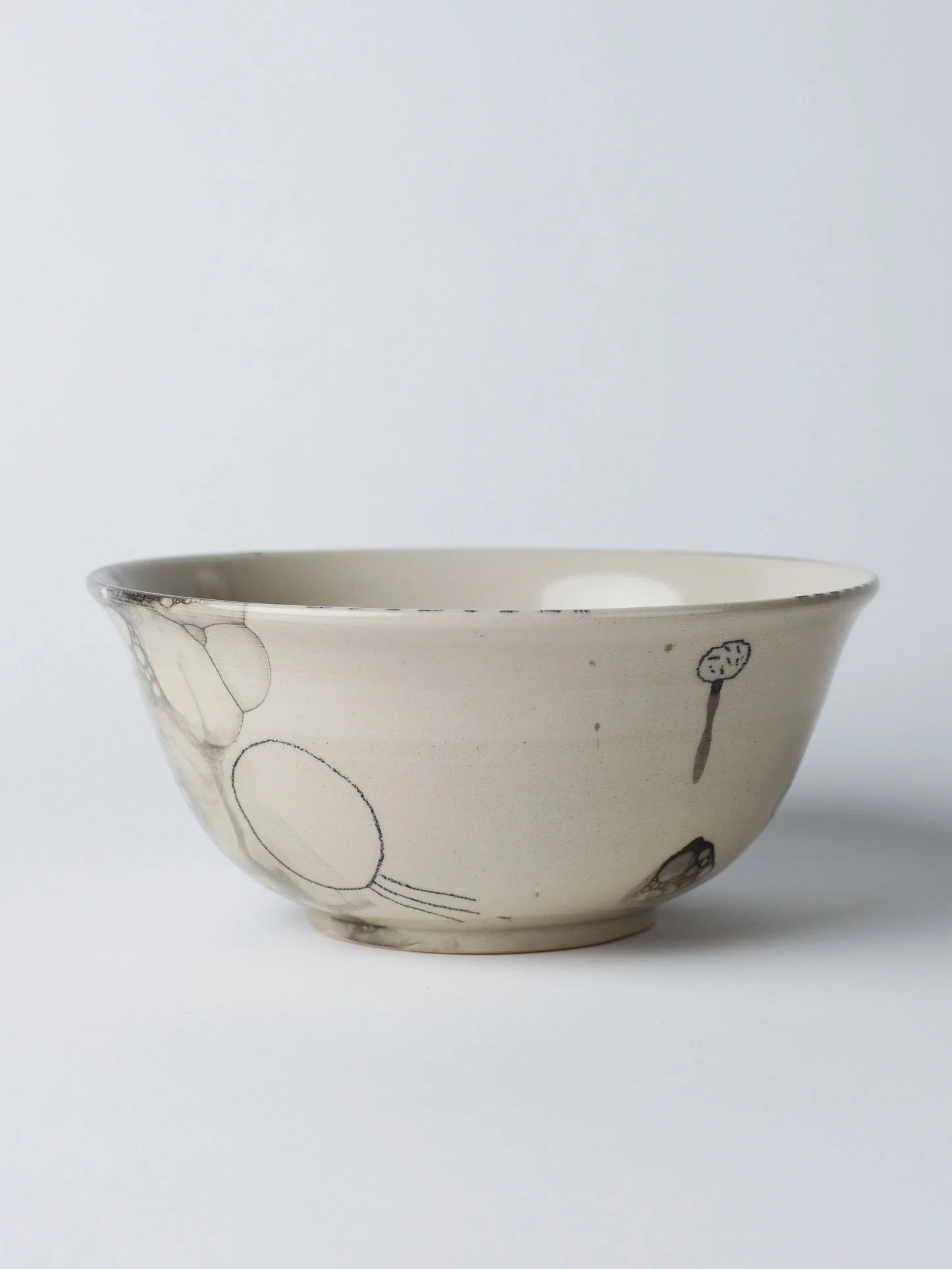 Udon-Schale mit schwarzer Zeichnung – leicht gedrehte Ansicht der Schale.