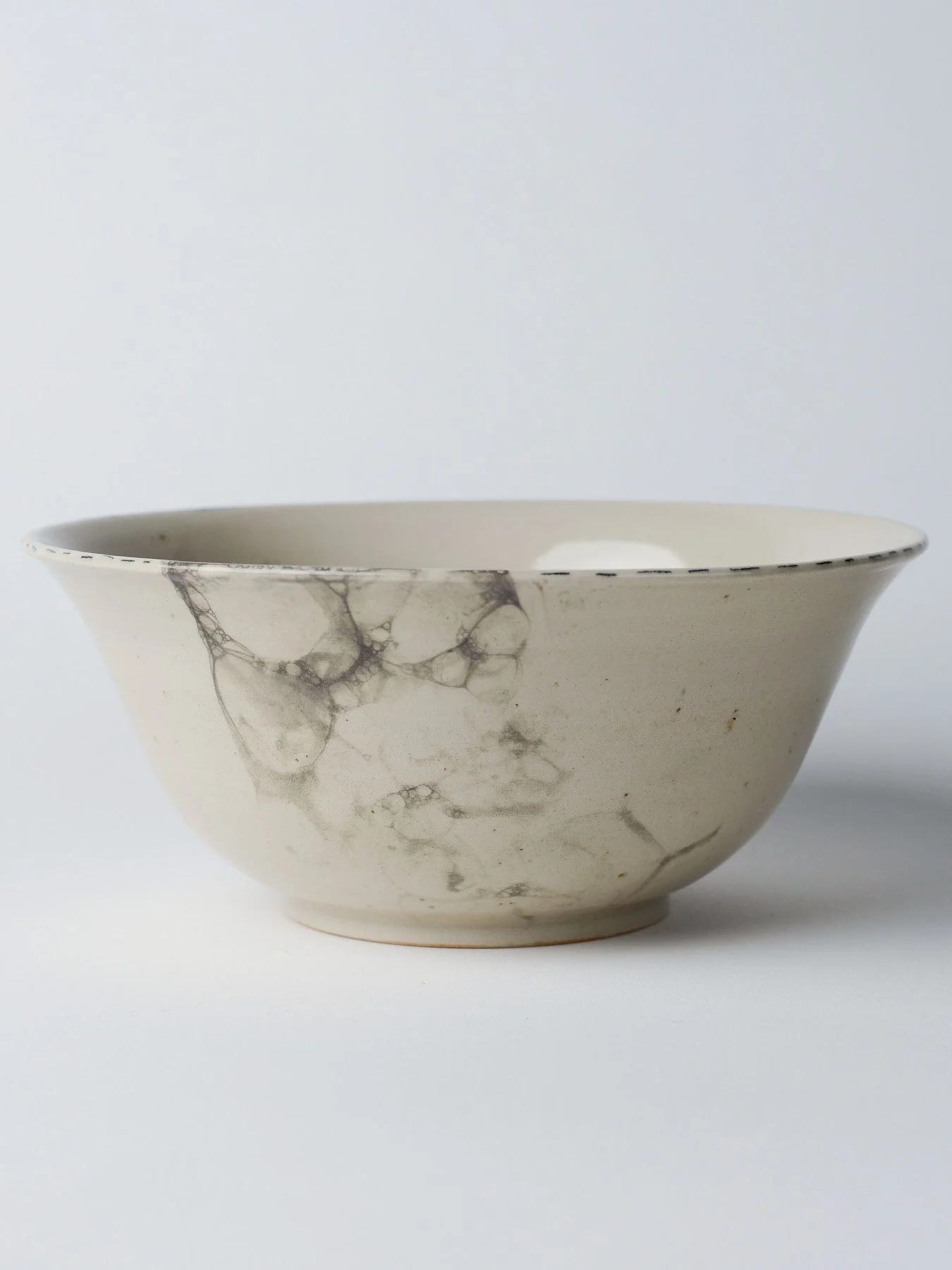 Udon-Schale mit schwarzer Zeichnung – seitlich gedrehte Ansicht zur Motivübersicht.