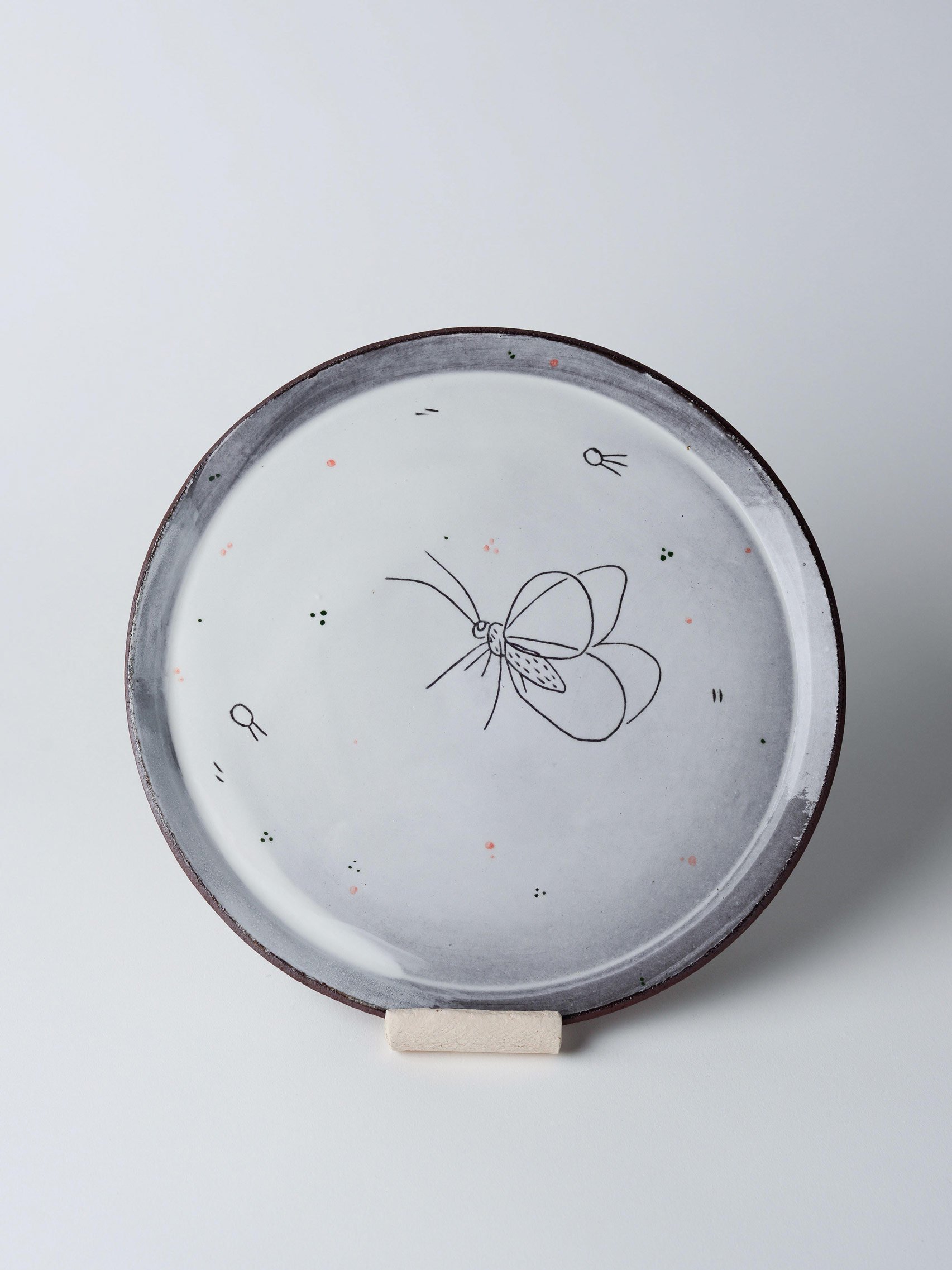 Teller gross aus rotem Ton mit sgraffito eines Schmetterlings, handgefertigt im Atelier KOBO Zürich