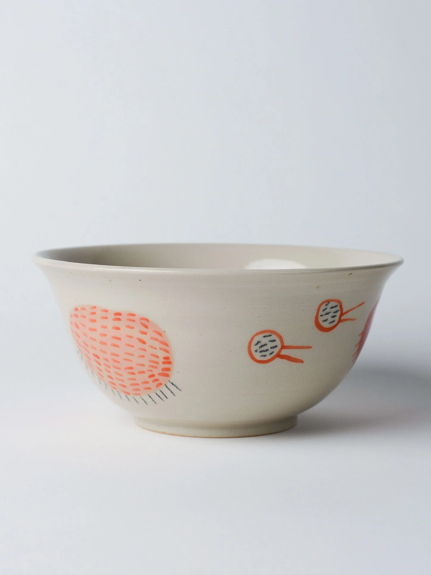 Udon-Schale mit gezeichneten roten Wesen – weitere Ansicht der gedrehten Schale.