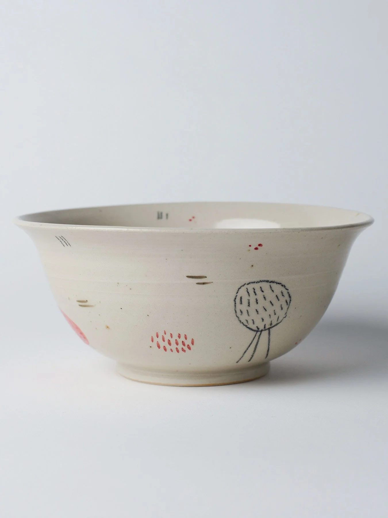 Udon-Schale mit kleinen gezeichneten Wesen – zweite gedrehte Ansicht zur Darstellung des Motivs.