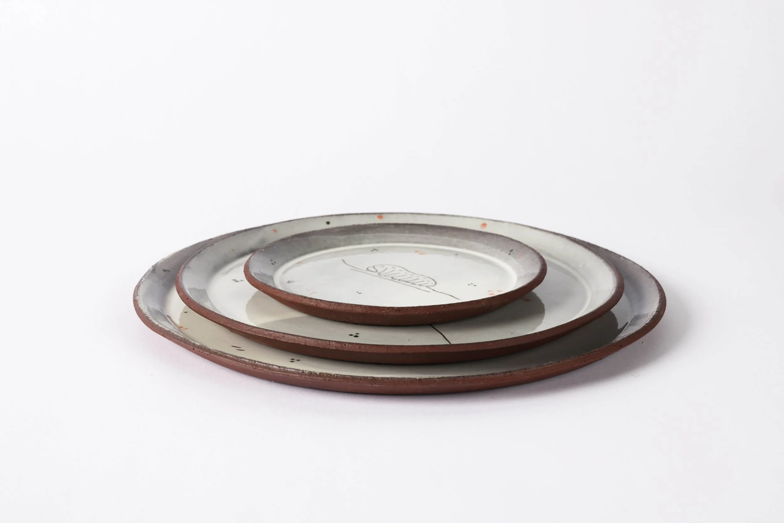 Drei handgefertigte Teller aus dem Kurs Faszination Teller im Atelier KOBO in Zürich, dekorativ gestapelt