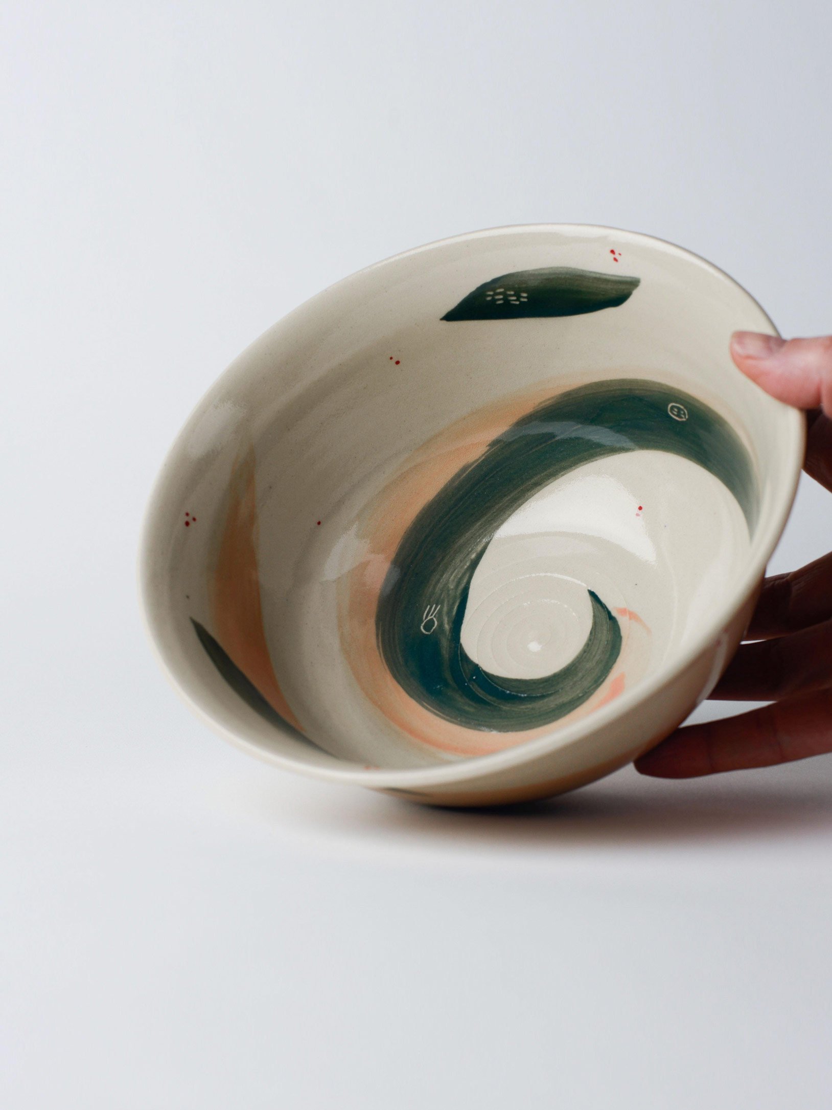 Udon-Schale mit grossen grünen Pinselstrichen – gekippte Schale mit sichtbarer Innenglasur.