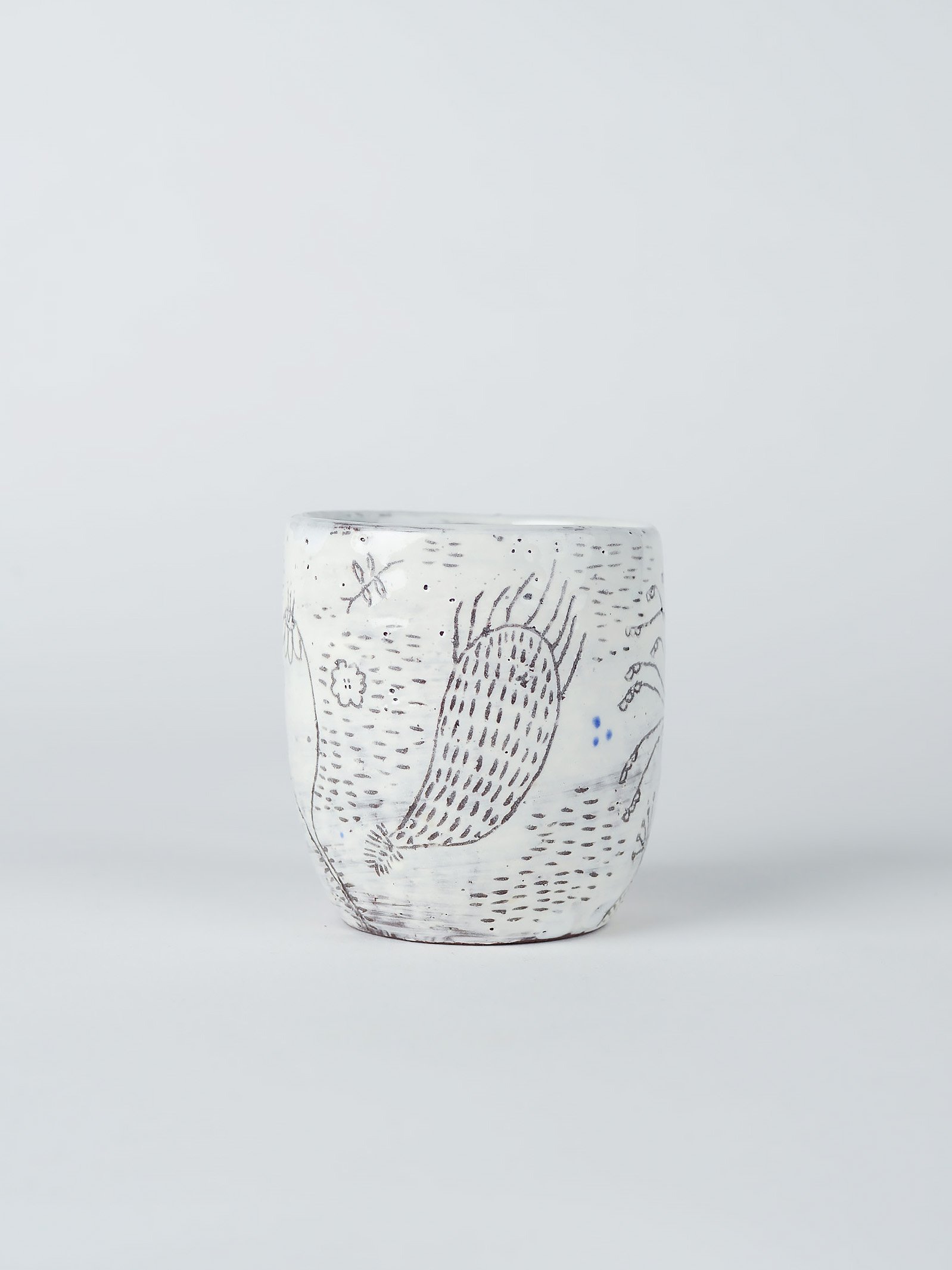 keramiktasse-weiss-sgraffito-pflanzen-insekten-atelier-kobo-02-03.jpg