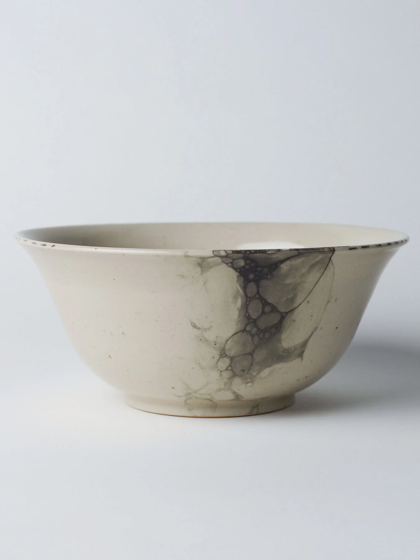 Udon-Schale mit schwarzer Zeichnung – vollständige Ansicht der Vorderseite.