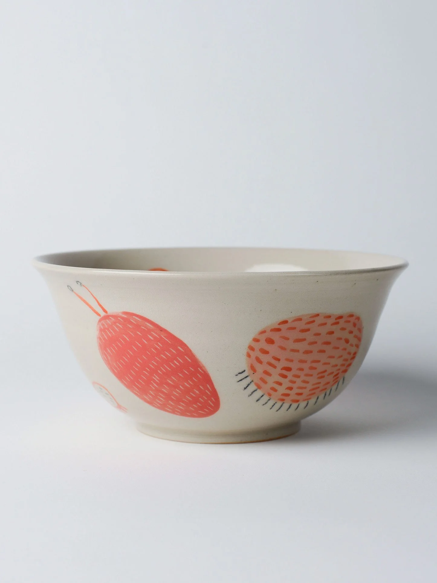 Udon-Schale mit gezeichneten roten Wesen – erste Ansicht der Schale.