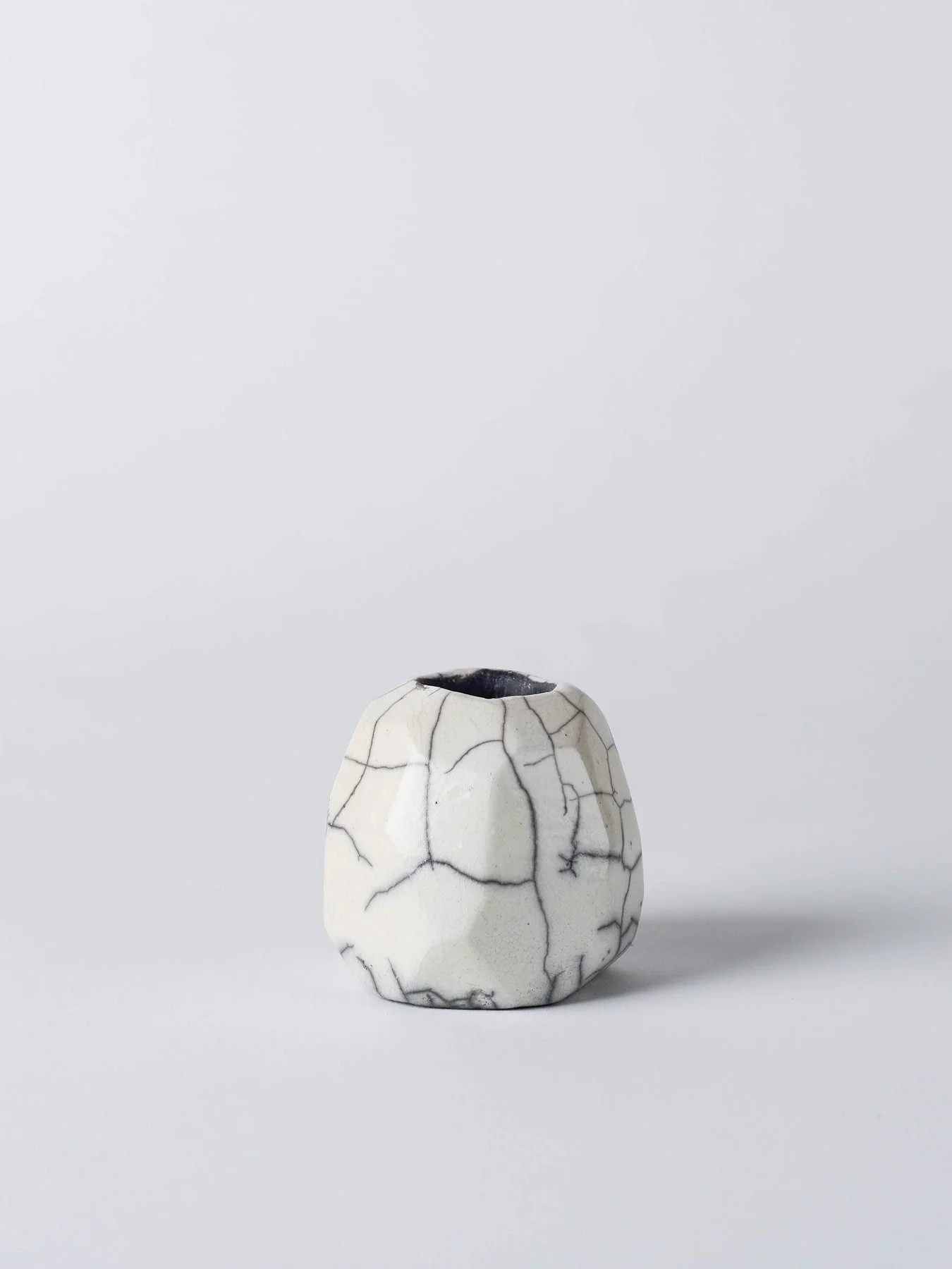 Raku-Kerzenständer in fast rundum gedrehter Ansicht, Fokus auf den unregelmässigen Flächen