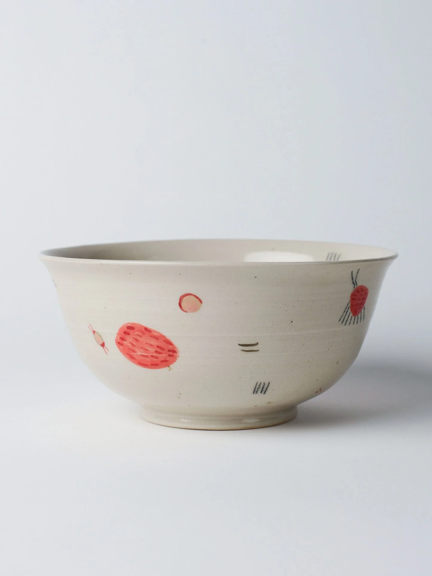 Udon-Schale mit kleinen gezeichneten Wesen – weitere Ansicht der rundum illustrierten Schale.