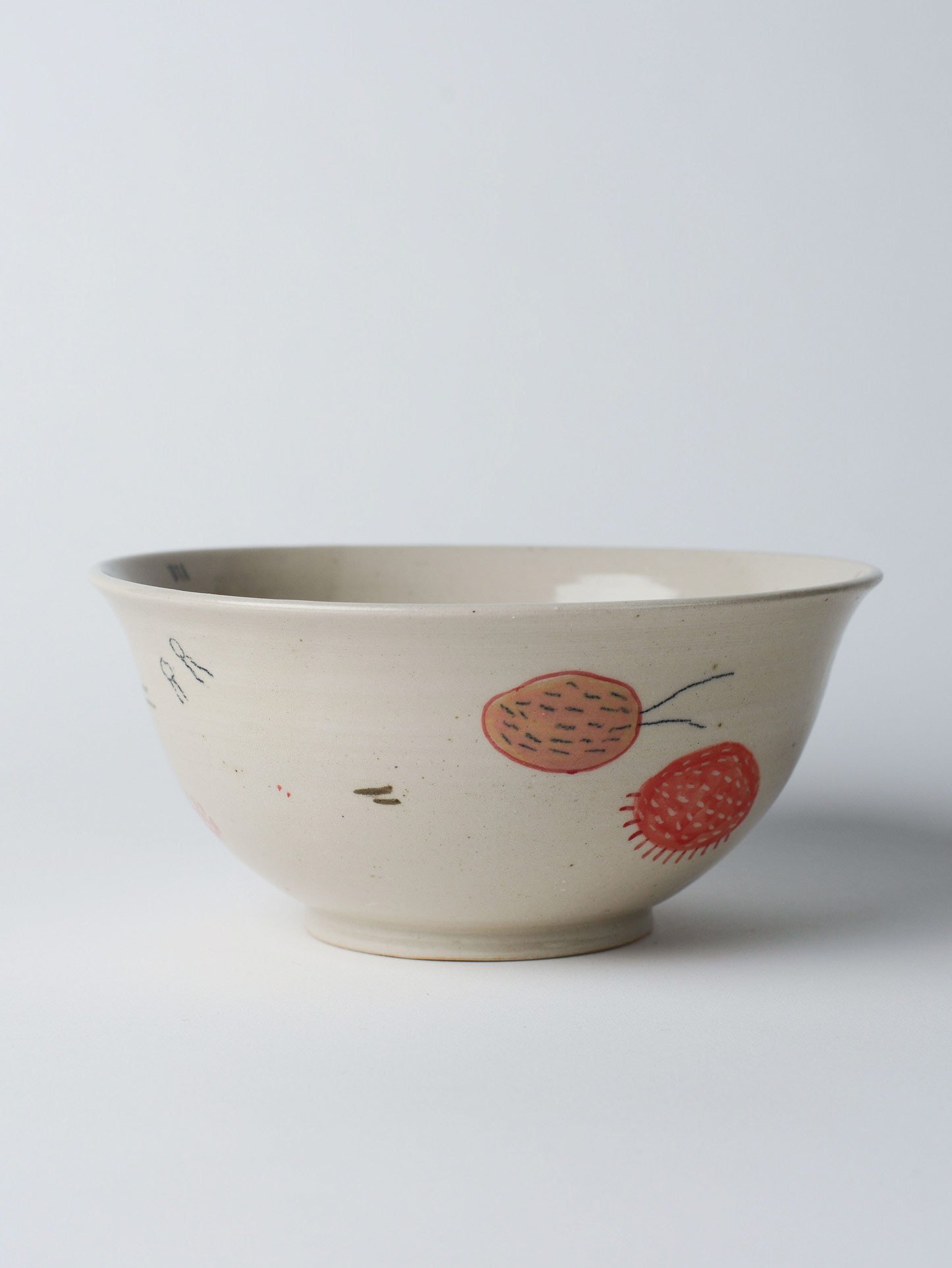 Udon-Schale mit kleinen gezeichneten Wesen – erste Ansicht der Keramikschale.